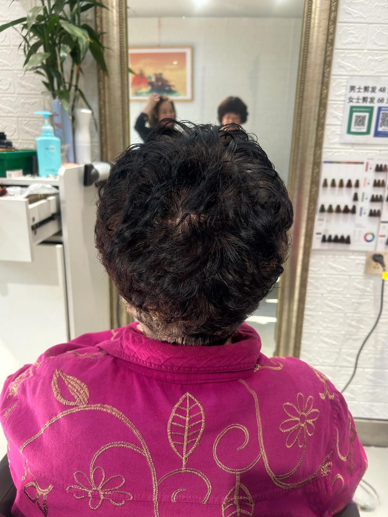 带老妈去烫头了老太太这发型怎么样?