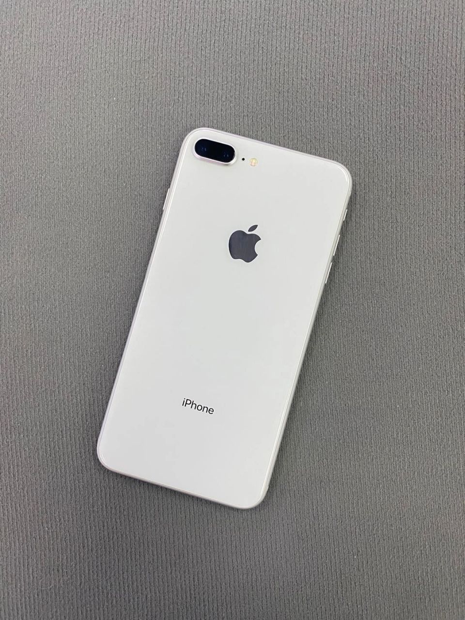 iphone 8 plus有四种颜色:金色,银色,深空灰色和红色特别版,分为64gb