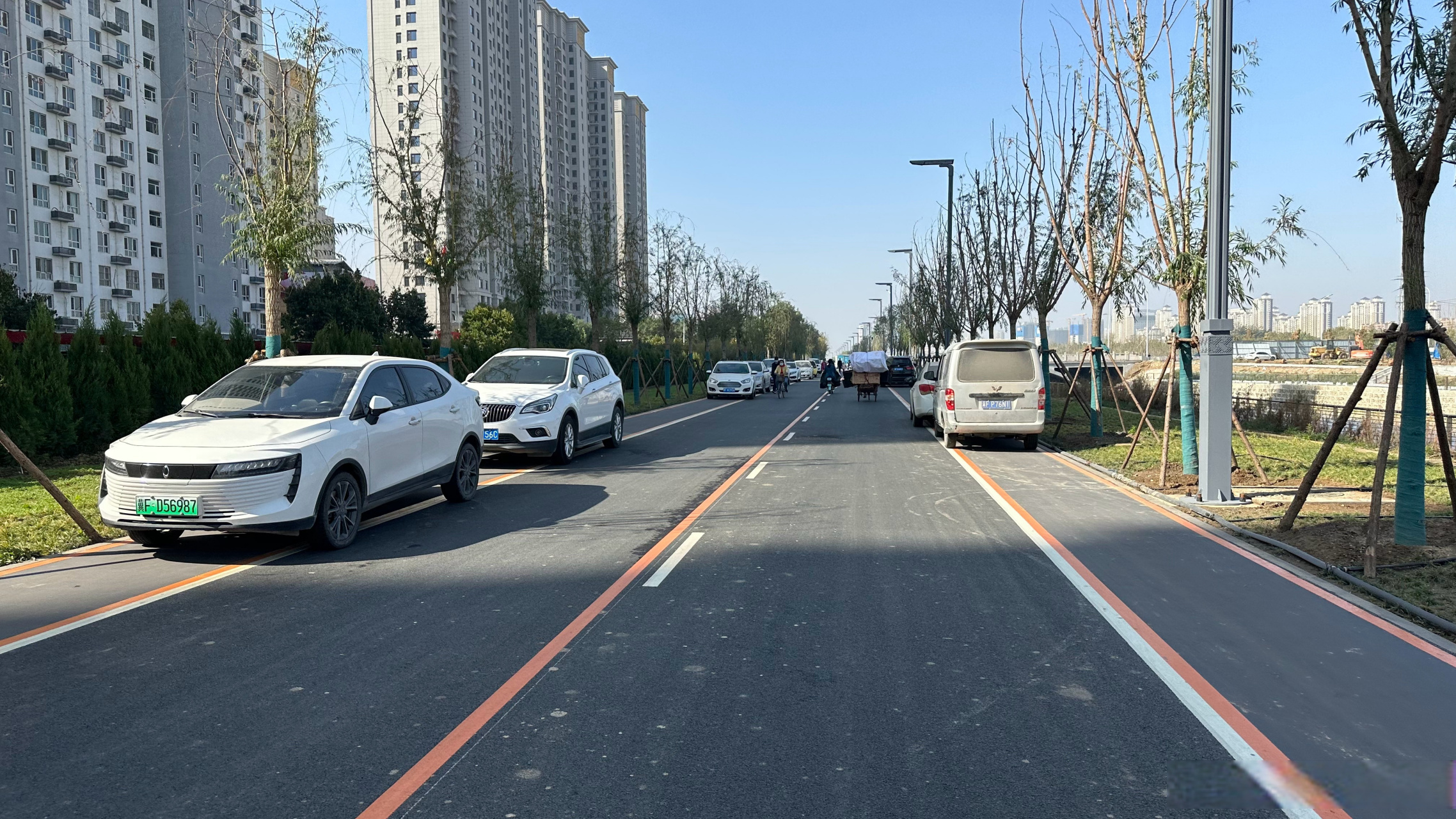 莫让这么美丽的北堤路变成停车场和集市,短短五百米所见.