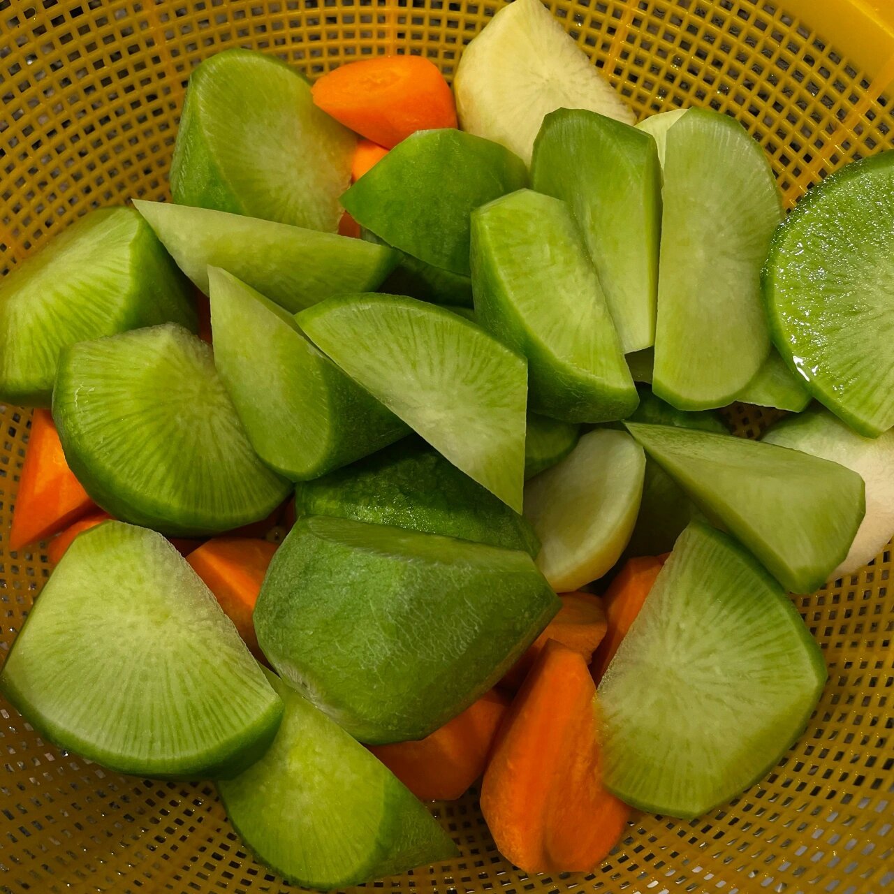 老广靓汤 | 老少咸宜的青红萝卜猪骨汤 这是一个材料简单,老少咸宜的