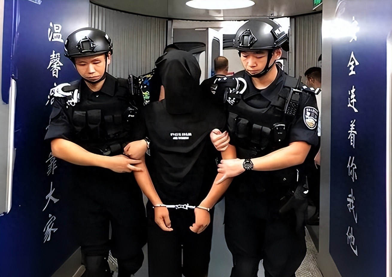 原来,他落入了电信诈骗的陷阱,被伪装成知名娱乐公司的骗子给骗了