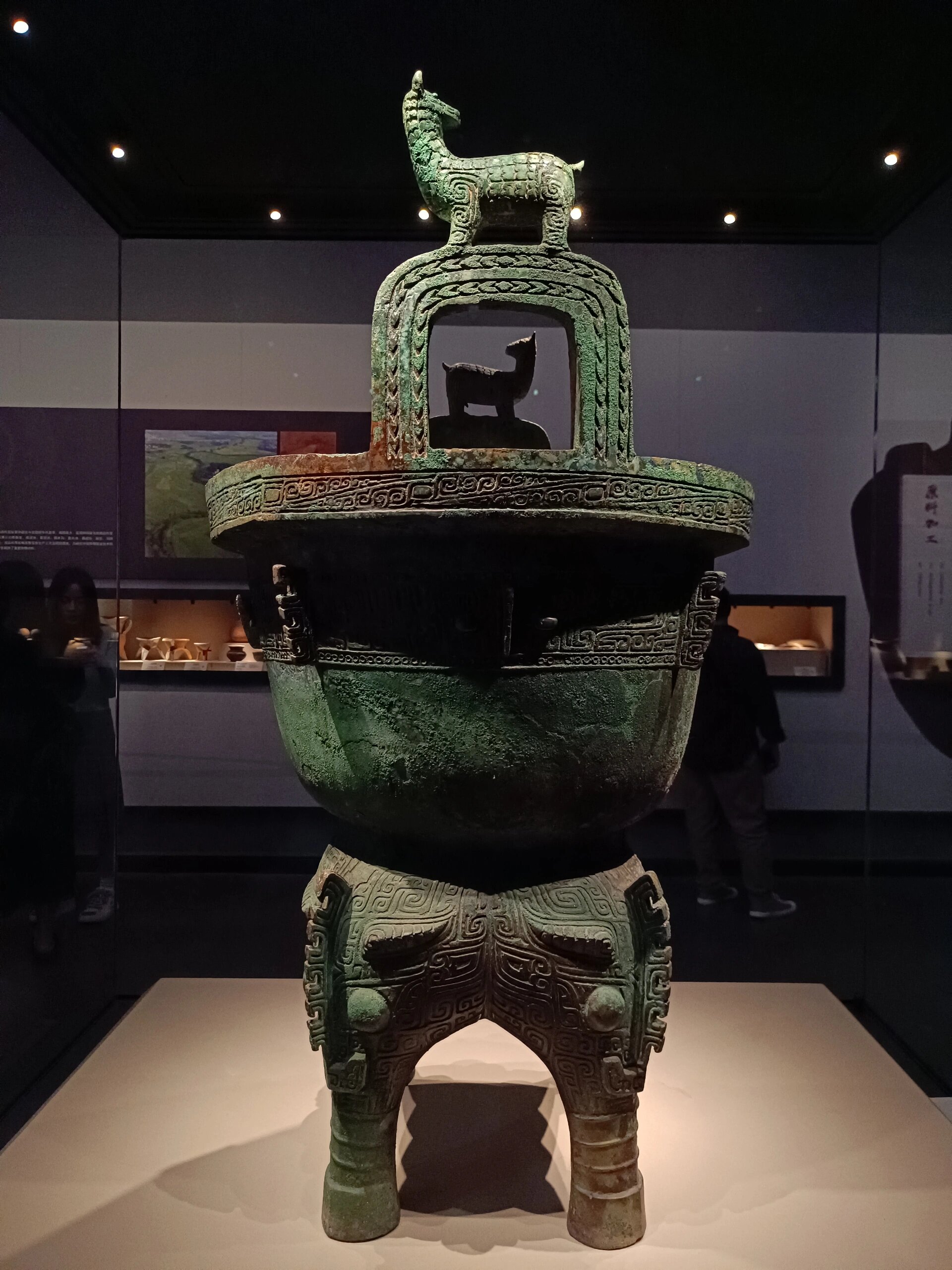 中华甗王——大洋洲商墓61立鹿耳四足青铜甗