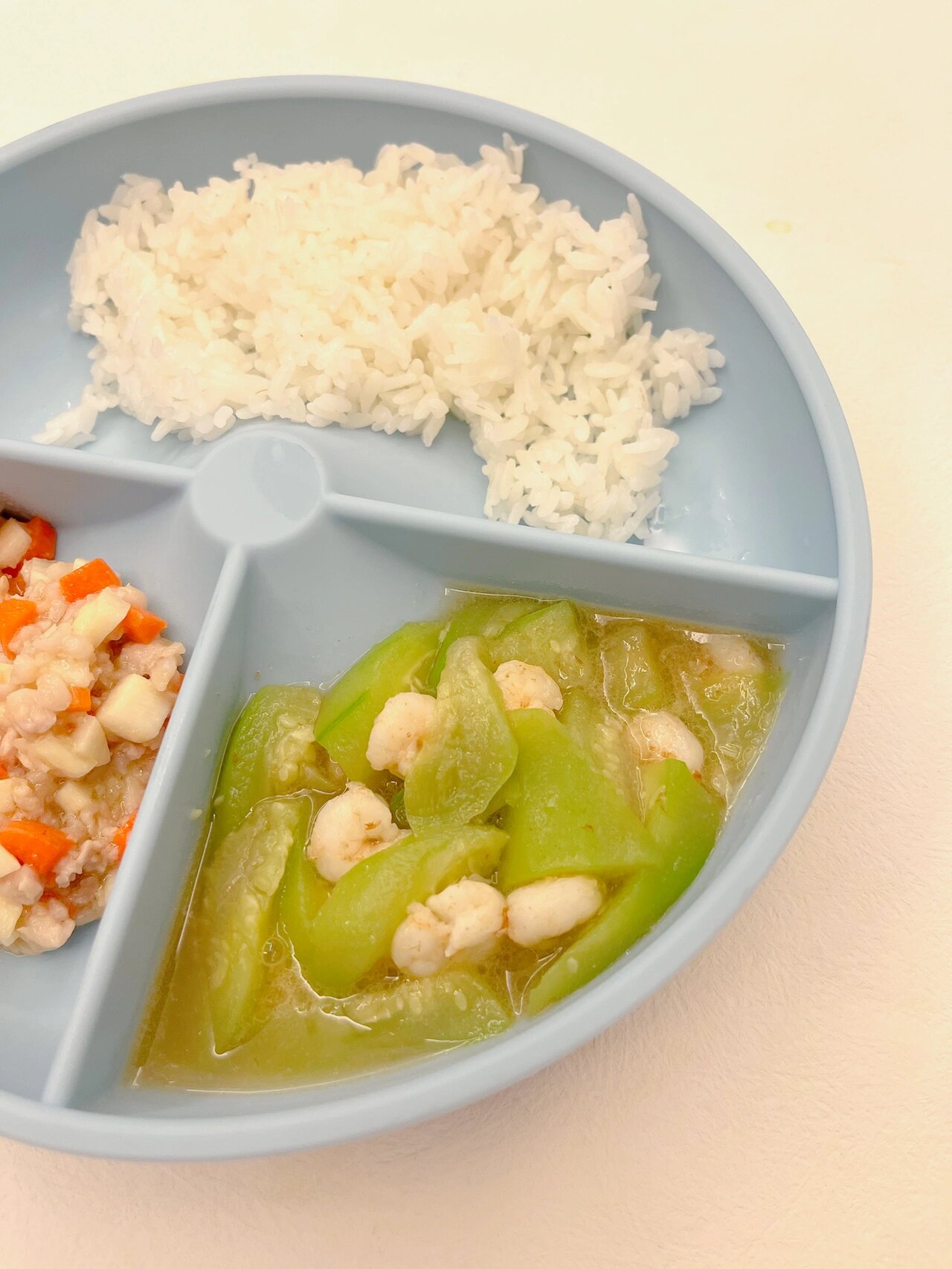 1岁 宝宝晚餐|茭白胡萝卜肉沫 丝瓜炒虾仁 今日份小豆的晚餐:茭白胡