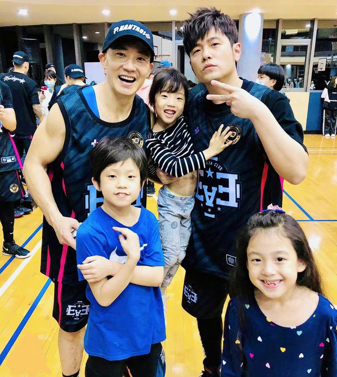 刘畊宏一家和周杰伦,小泡芙真的好可爱[心]