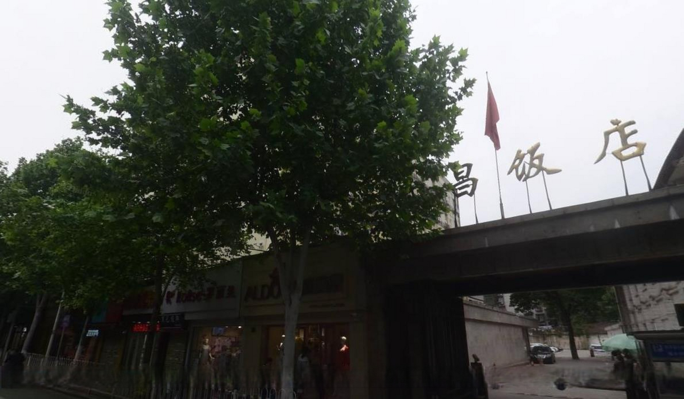 司门口的老建筑-武昌饭店,武昌饭店成立于1955年,是老牌国有酒店,位于