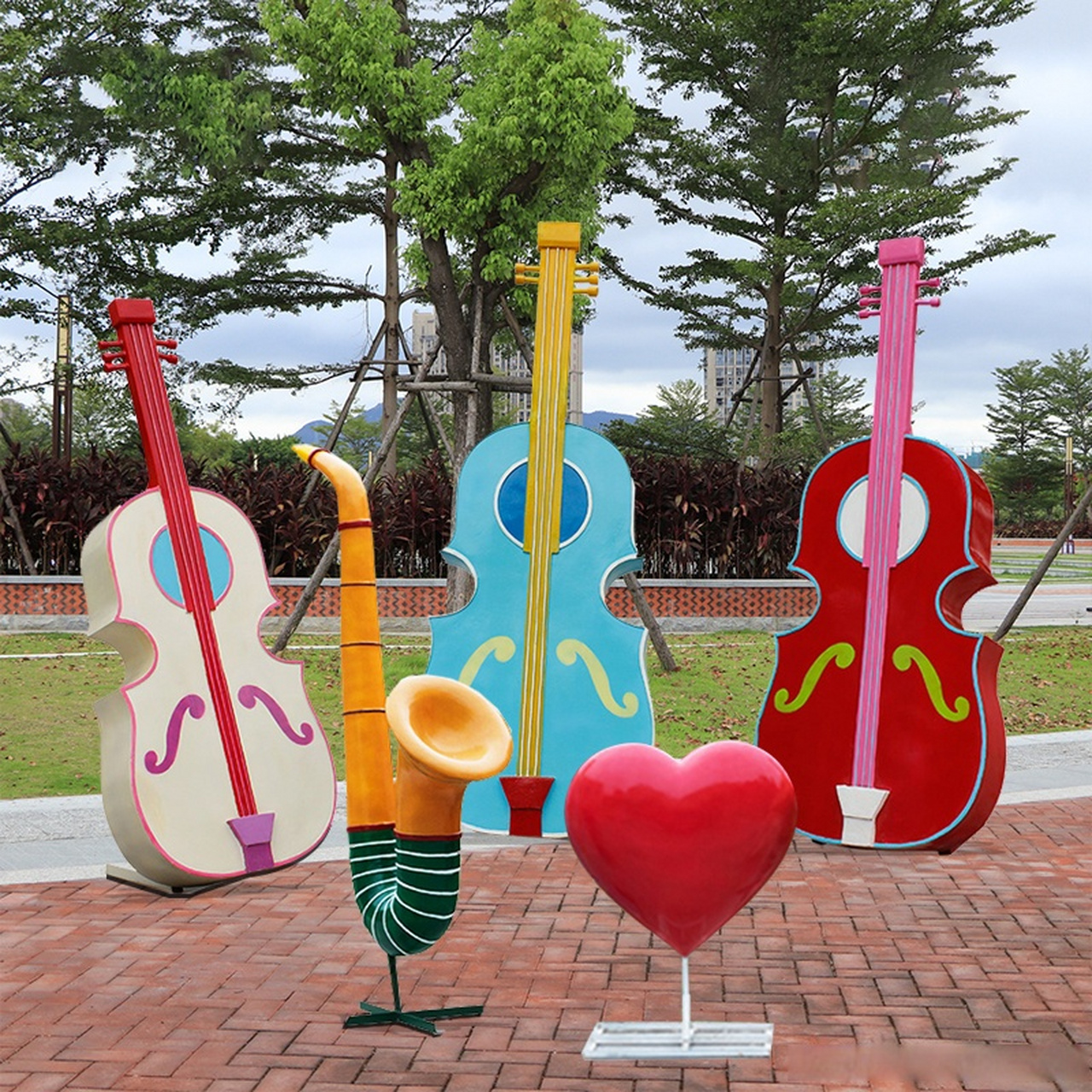 玻璃钢乐器雕塑# #仿真乐器# #仿真大提琴# 玻璃钢大提琴雕塑是抑种