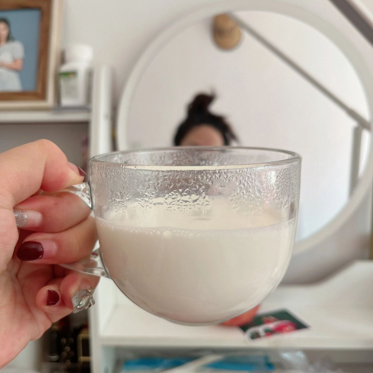 通常认为「空腹喝牛奶不好」主要有两个理由: 一是空腹喝牛奶会造成