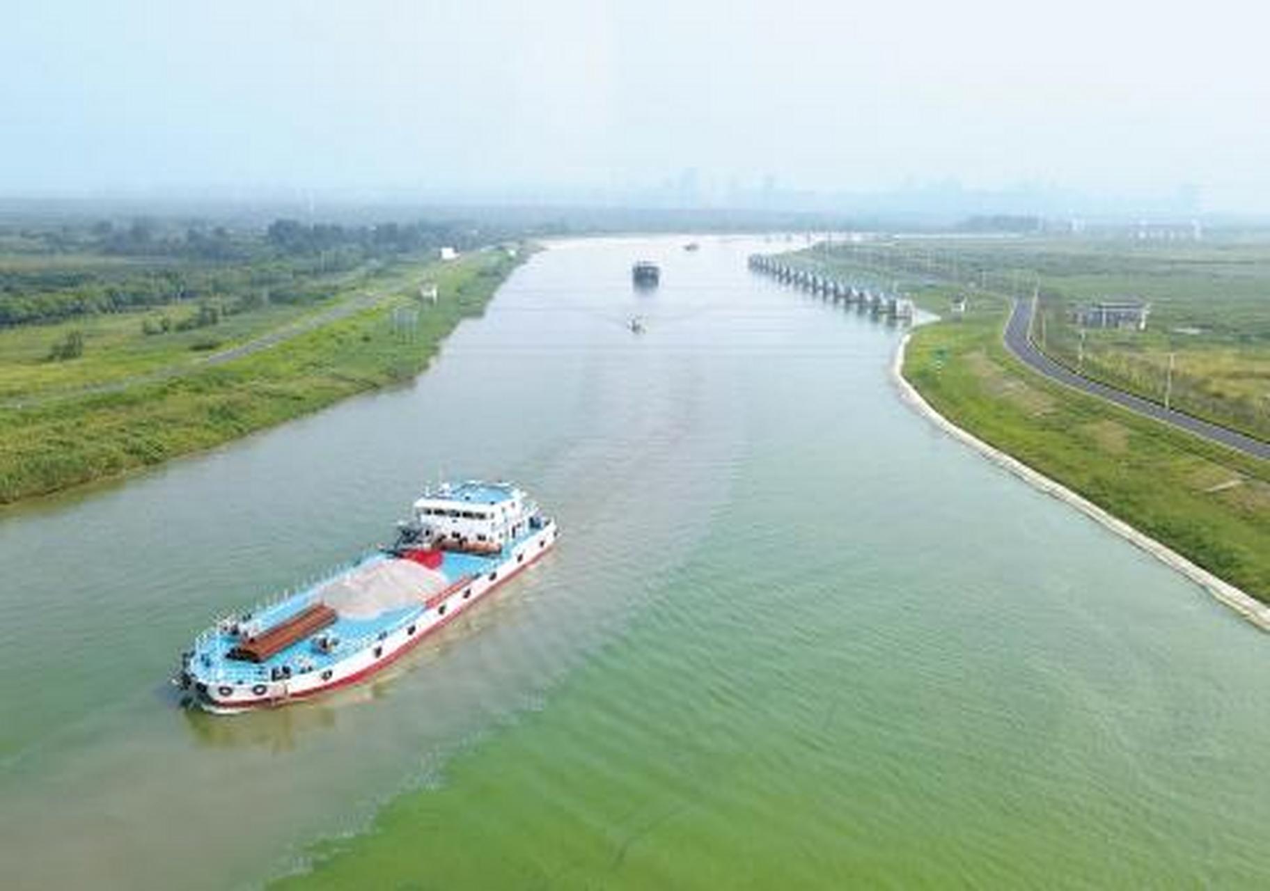 当日,在安徽省合肥市派河口水上服务区,随着汽笛鸣响,一艘艘轮船从