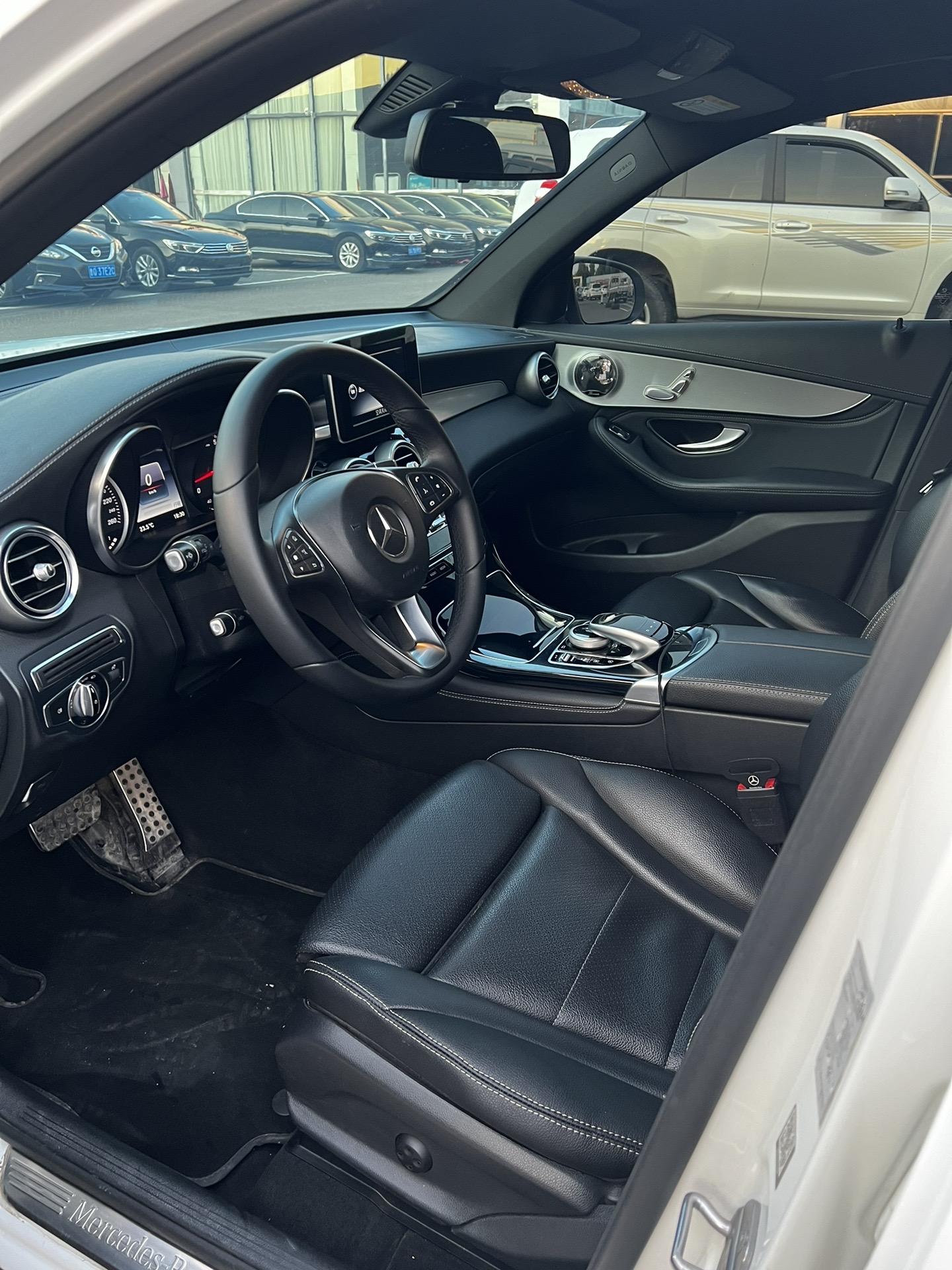 17年奔驰glc200. 首付3万轻松拥有 新到17年奔驰glc200l 四驱