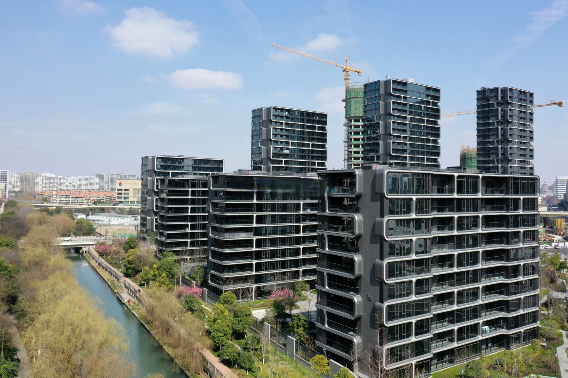 据了解岗集绿城代建项目外立面采用大量铝板与玻璃幕墙,效果图与杭州