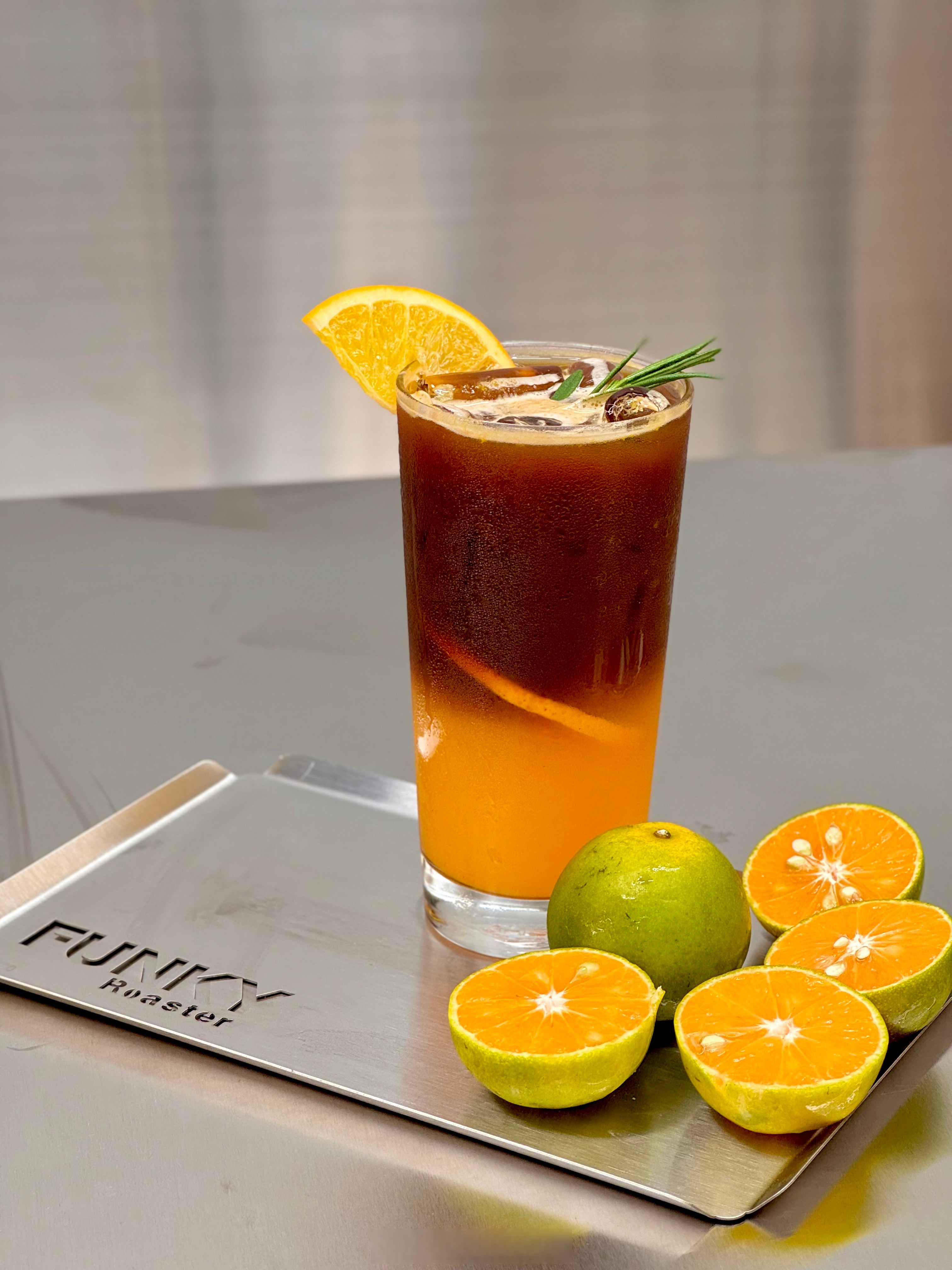 鲜榨美式 橙汁的酸甜加上咖啡的醇苦 刚刚好是我喜欢的味道 #清迈生活