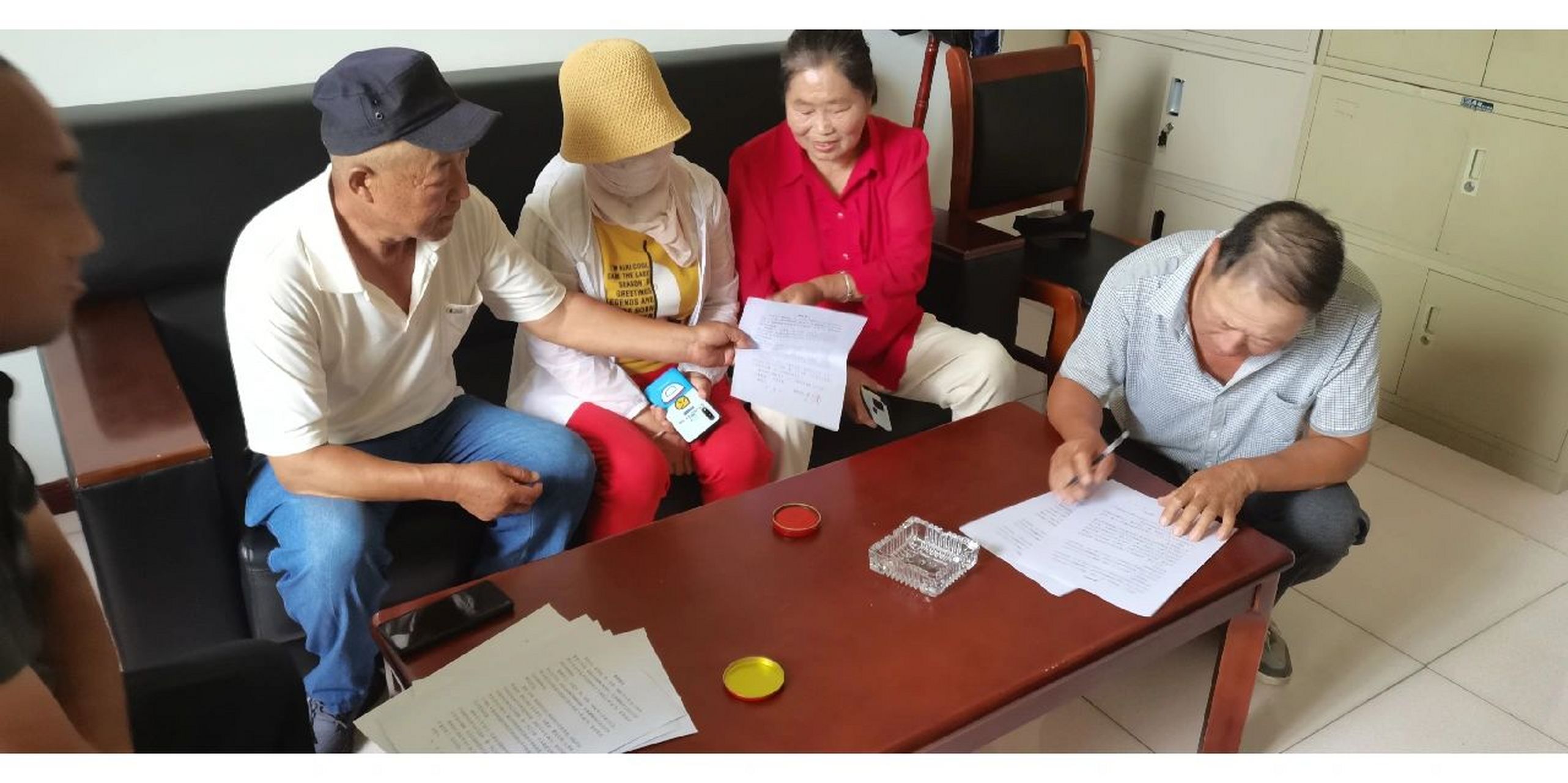 开办了学法讲堂 给村民讲法  还尽可能调解矛盾纠纷截止目前已经调 