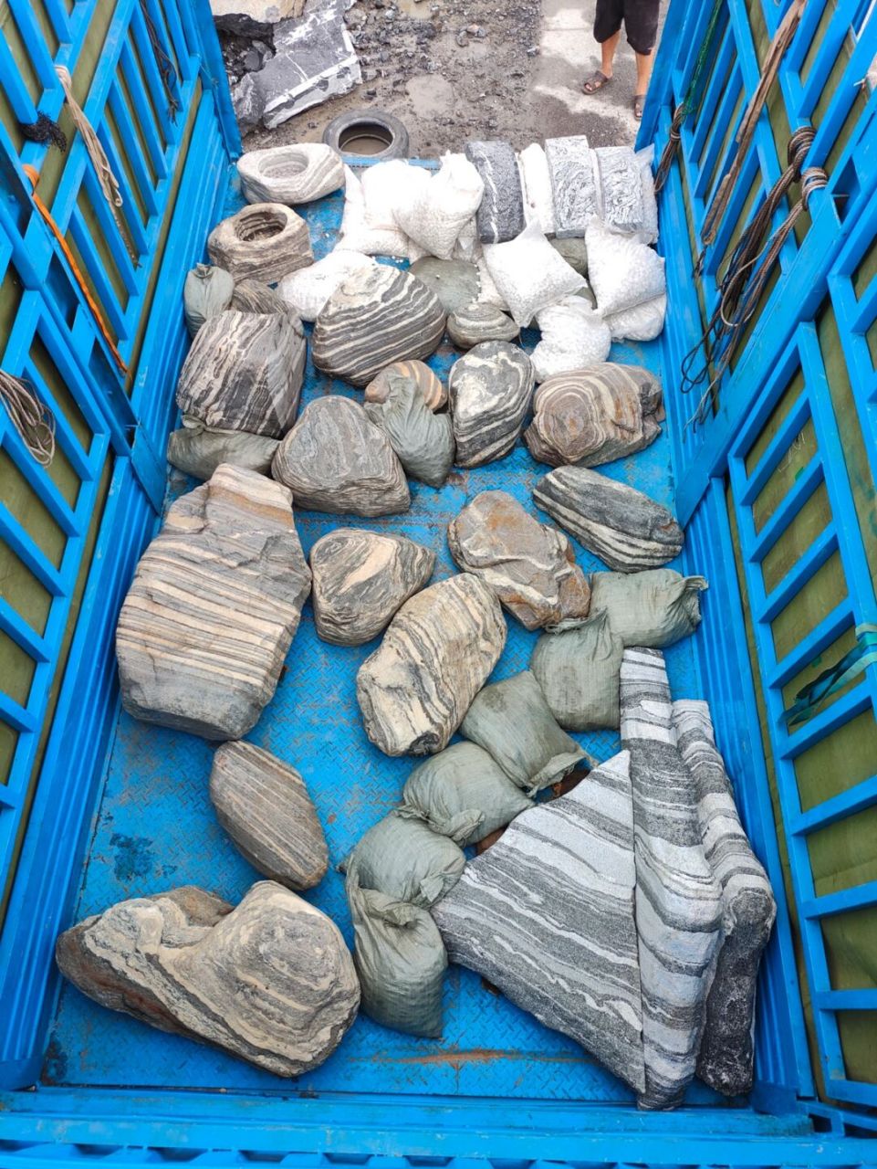 条纹石,小规格 条纹石,纹理丰富,纹理清晰,你家的小花池,适合放一块这