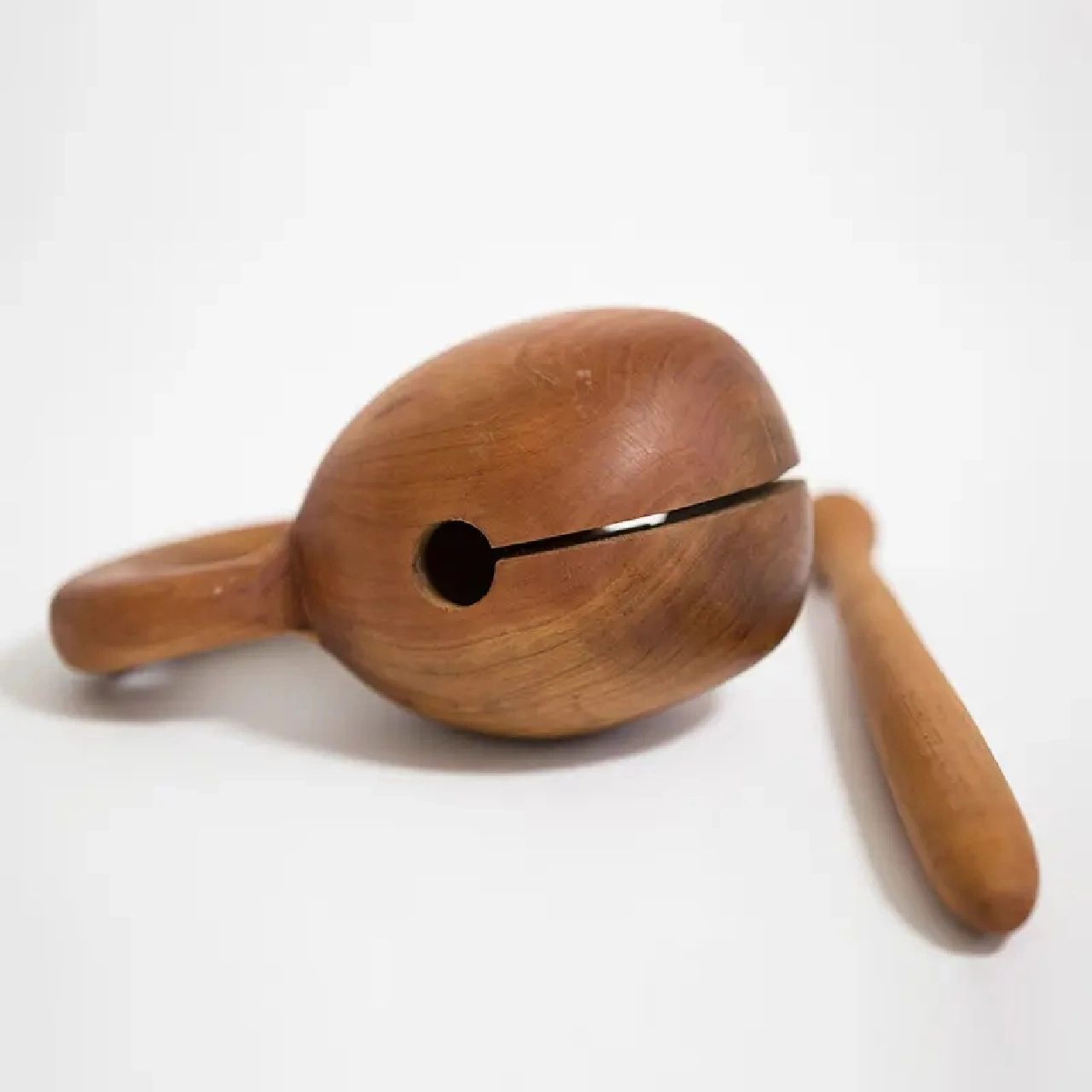 在佛教寺院的佛事活动中,木鱼是最常用,也是最主要的法器之一,不管