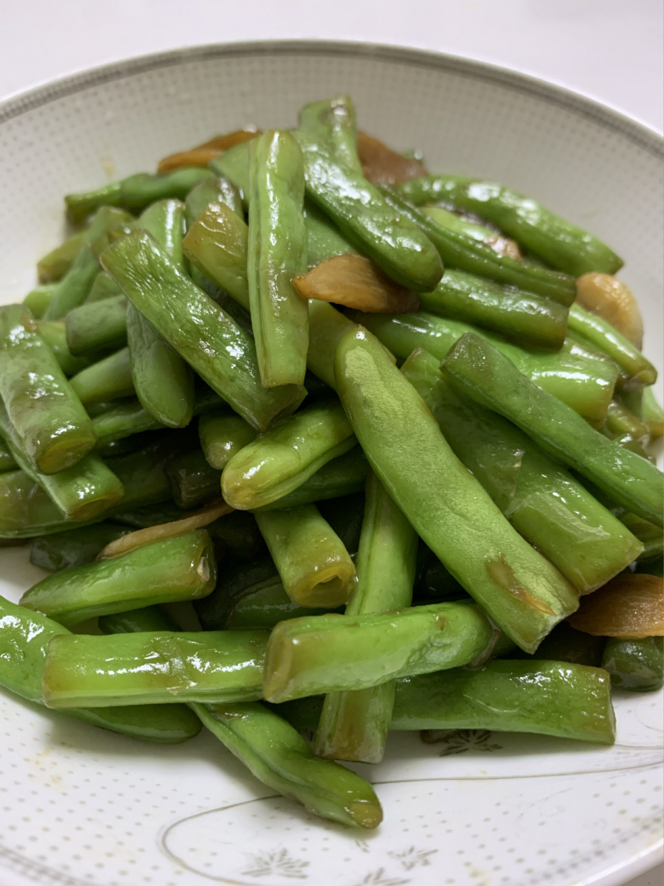 素炒豆角 豆角择一下,切成段段;入开水锅焯水三分钟;热锅加油放入蒜瓣