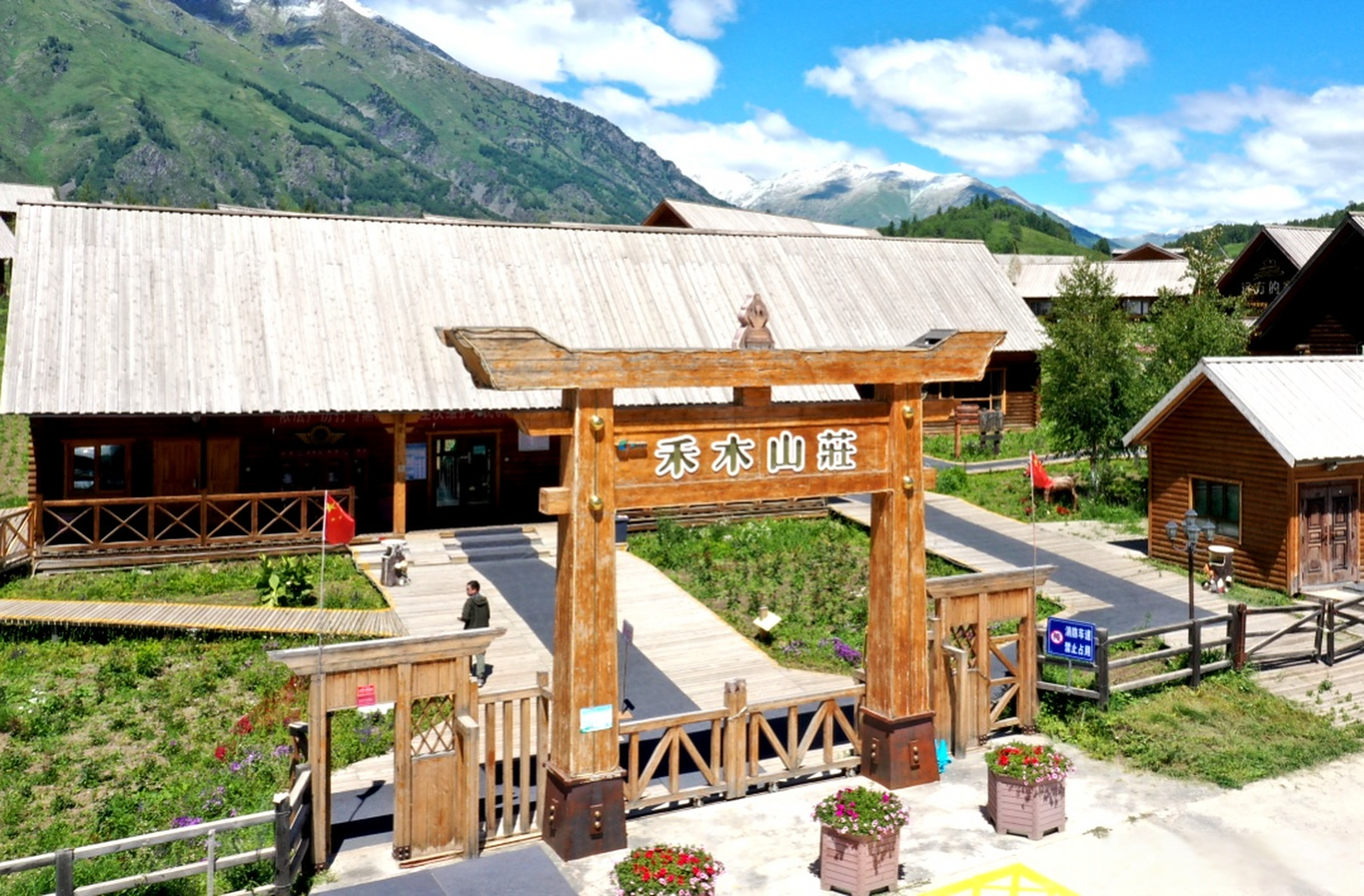 泰旅晚安#  禾木山庄位于新疆阿勒泰地区布尔津县禾木景区,房前屋后满