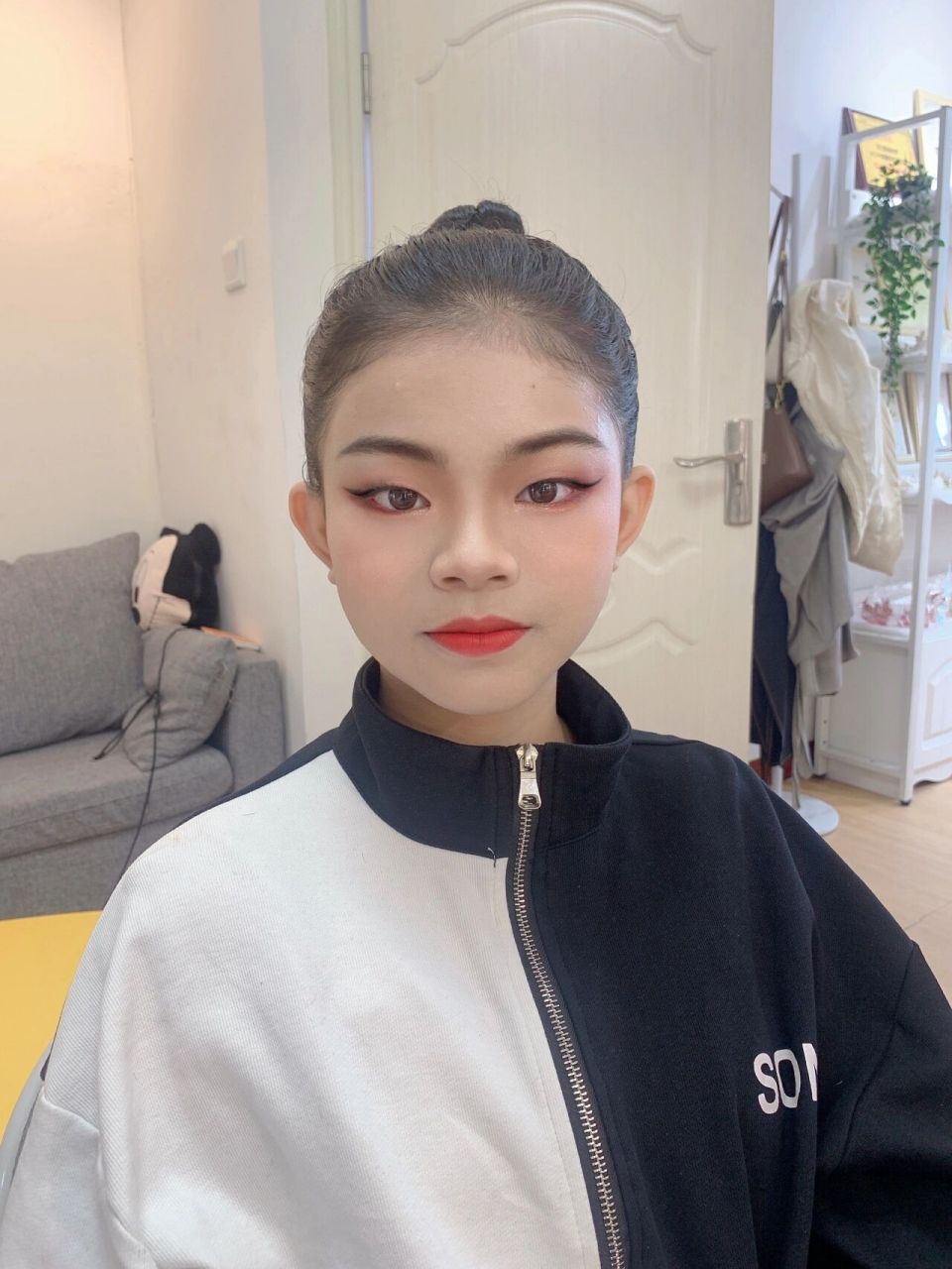 像这类的考级妆容,考官是会走到考生附近来看的,不跟大的舞台表演妆容