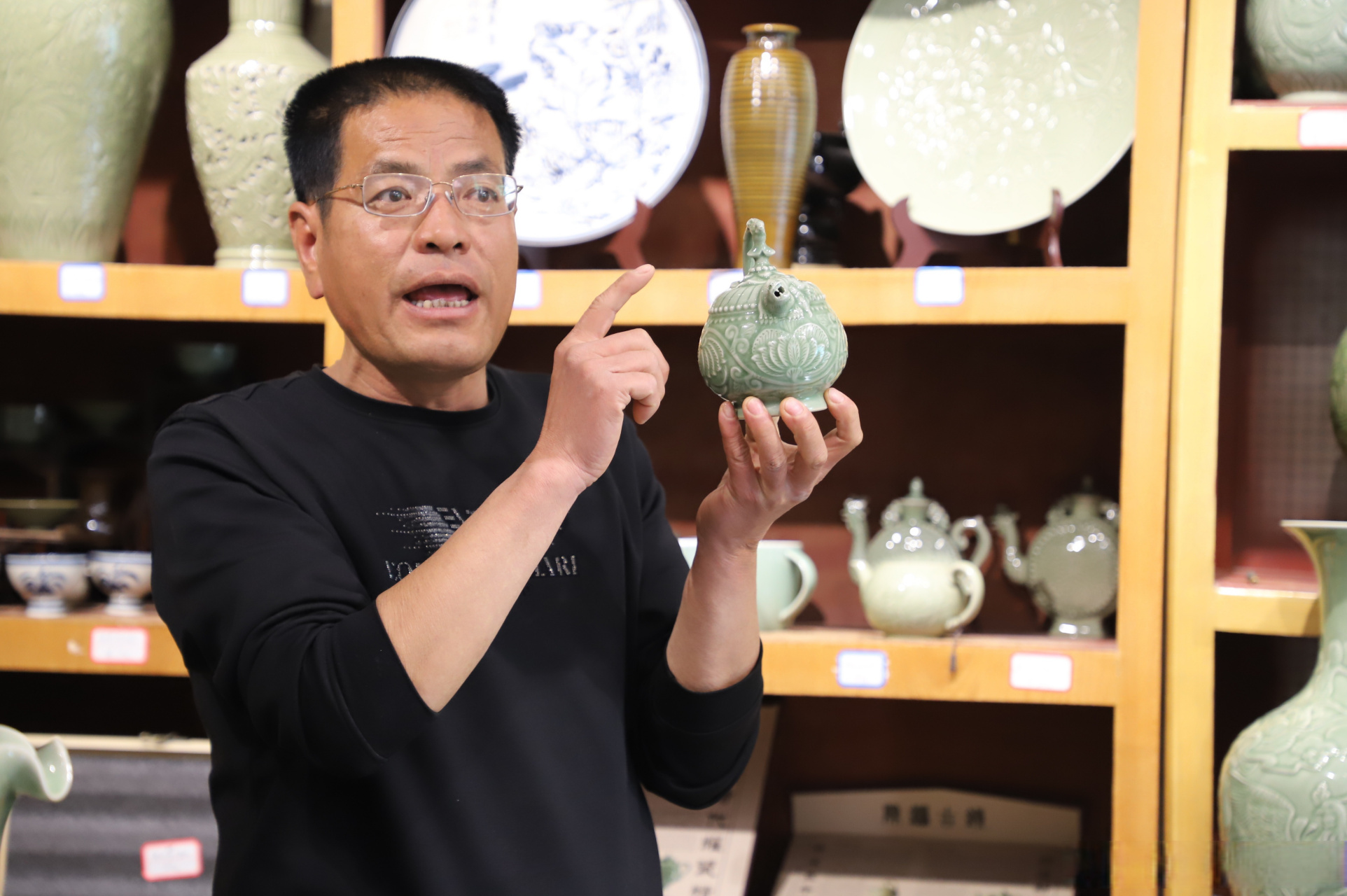 海外华文媒体探访陈炉古镇,千年陶瓷魅力引爆全球目光 古镇的街巷间