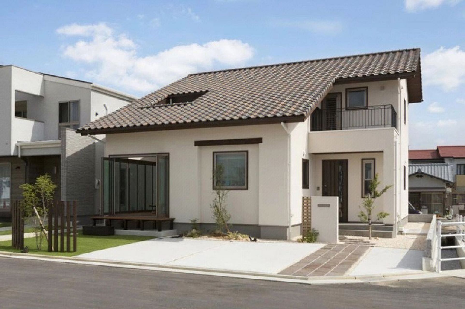 精致的现代斜屋顶系列6-大坡屋面的房子 白色带天窗的房子,也一样可以