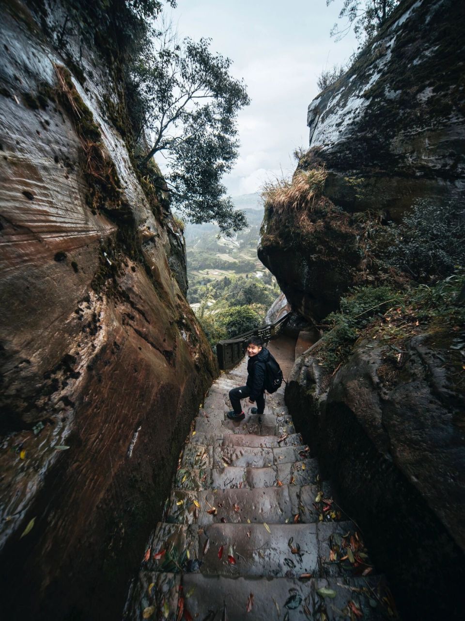 它位于重庆市綦江区石角镇白云观,是一座老瀛山,我们从重庆主城出发