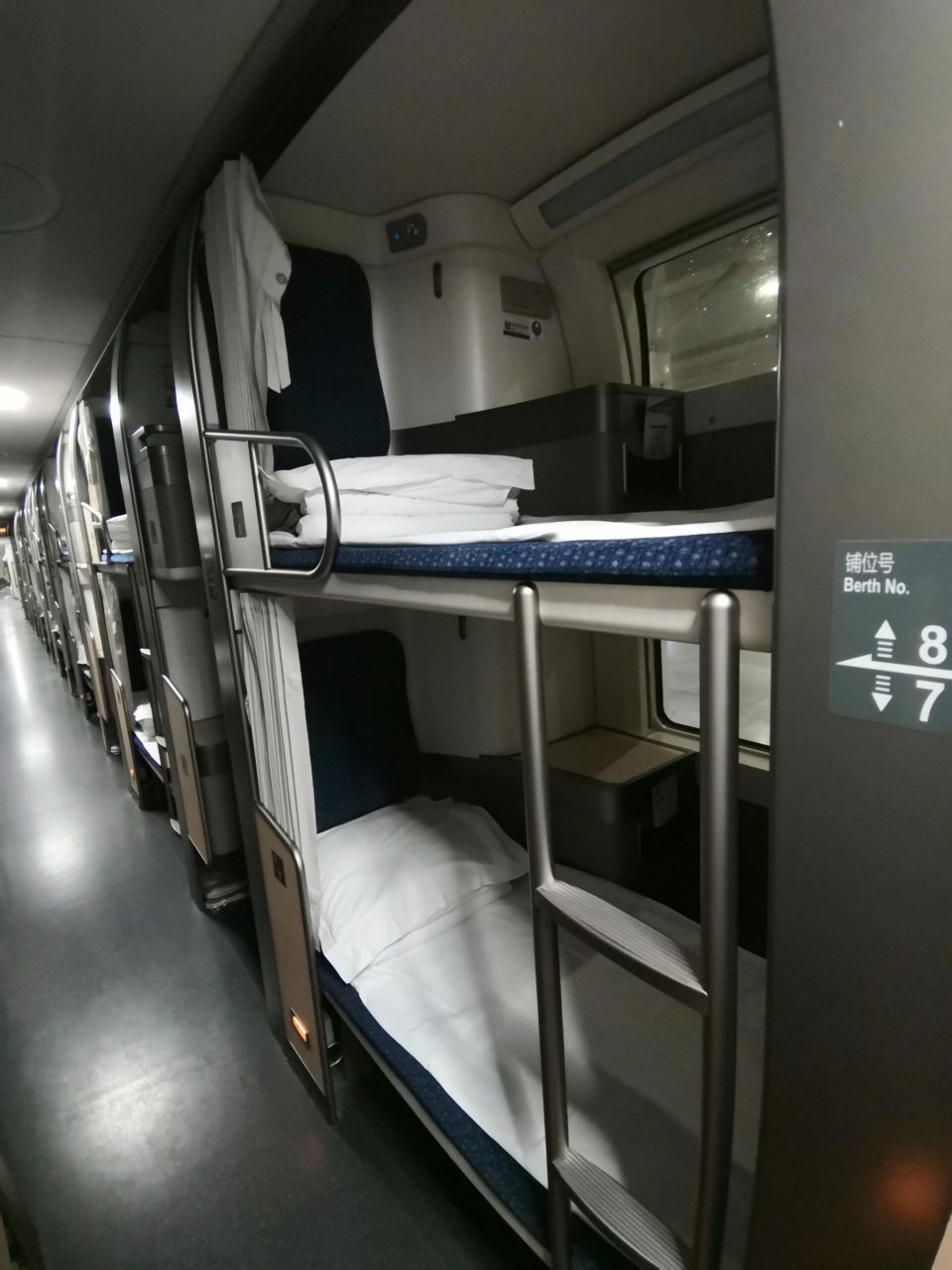 动卧 第一次做动车卧铺,好干净,每个床上有小帘子,小桌子和灯,还有