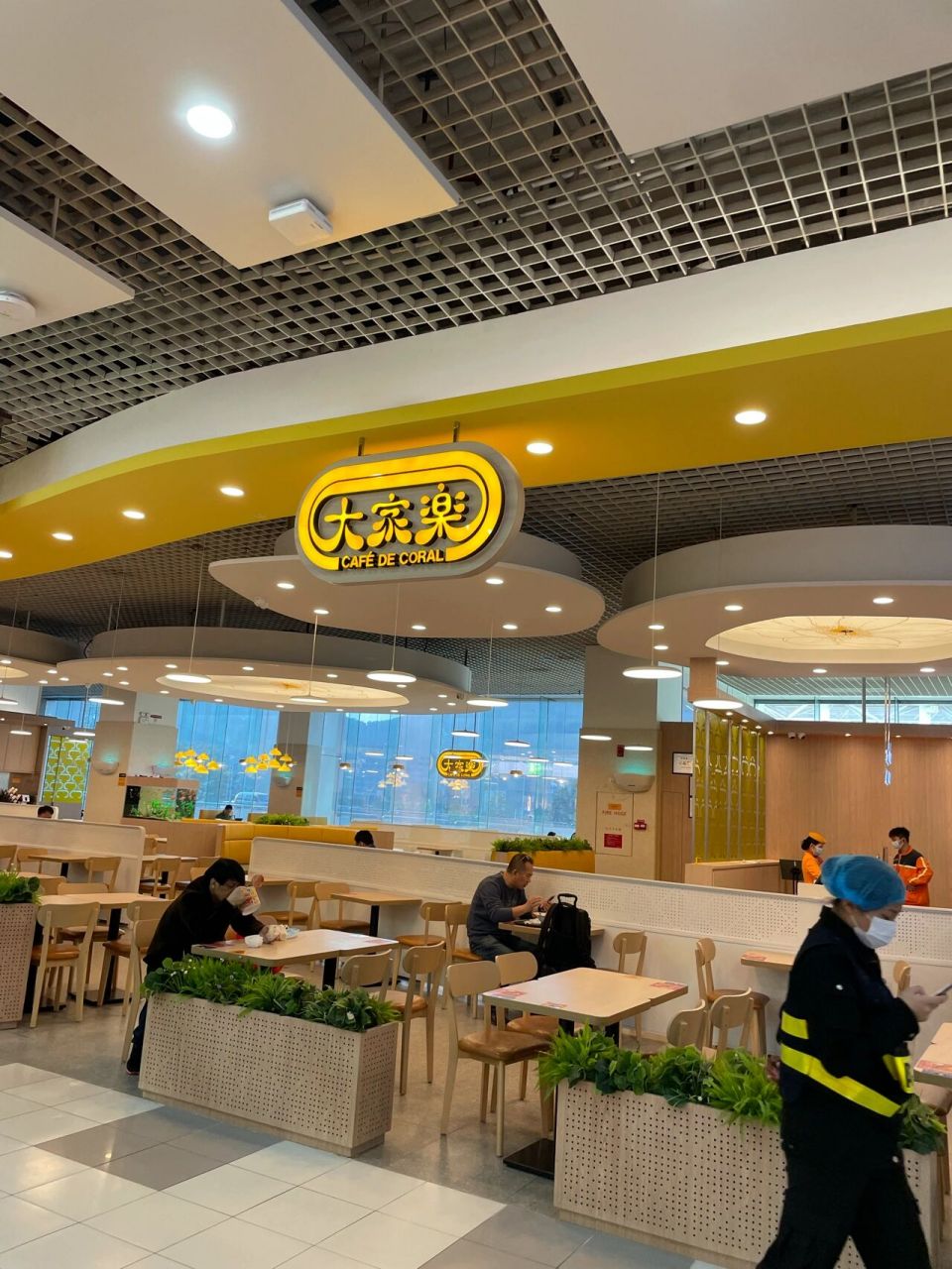 可以逛的有 tumi,pandoras,daniel hechter(是个衣