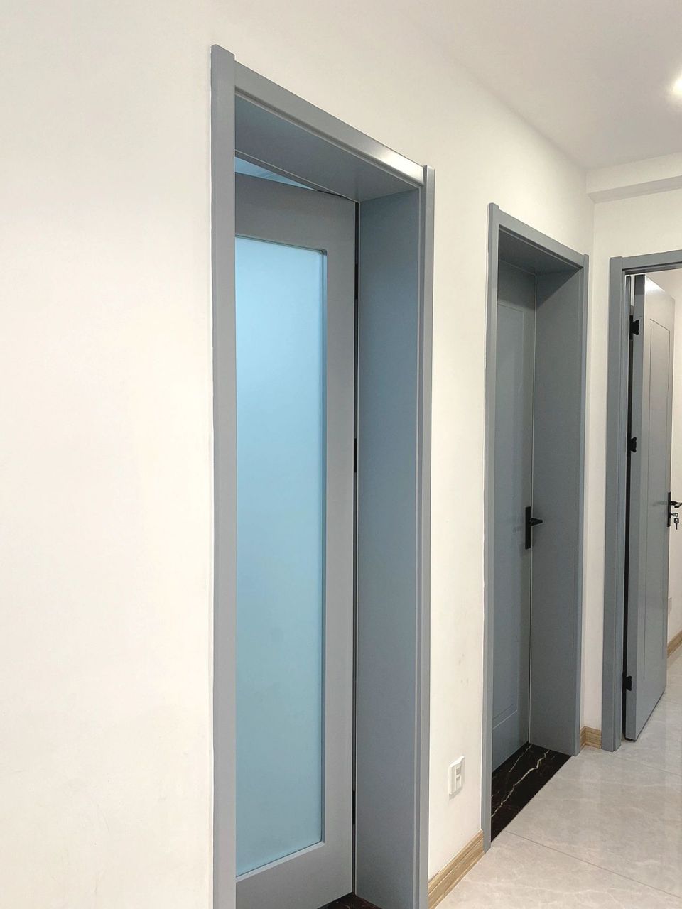 不要千篇一律的白色木门了,灰蓝色更显高级 怀孕02跑遍整个城看木门