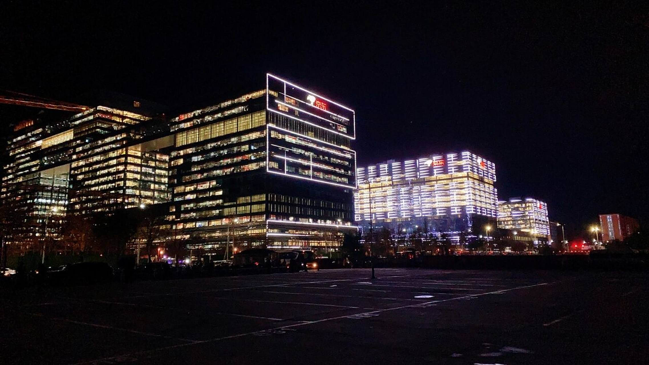 实拍京东总部大楼夜景,觉得漂亮么?