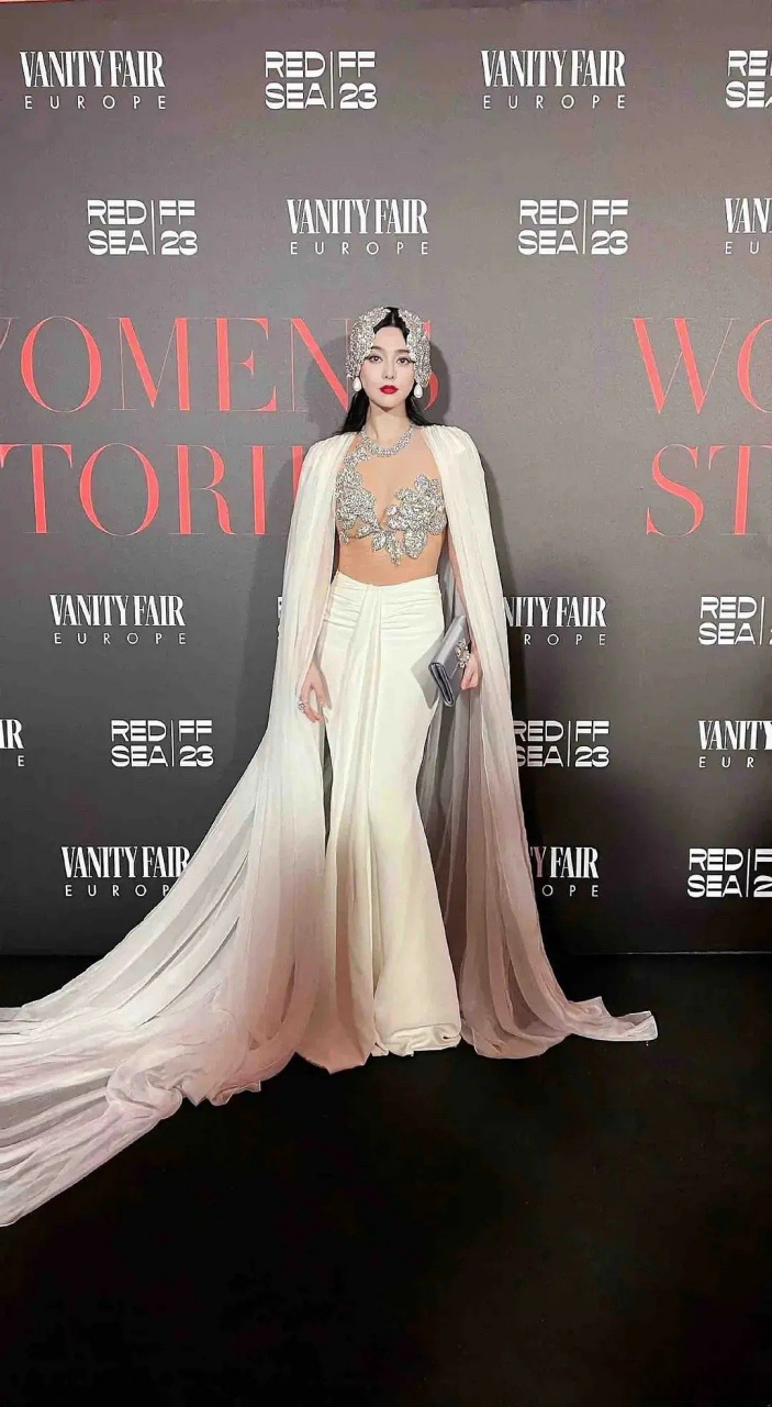 总感觉范冰冰对红毯的审美还停留在十年前,最近复出的一些衣服妆容发