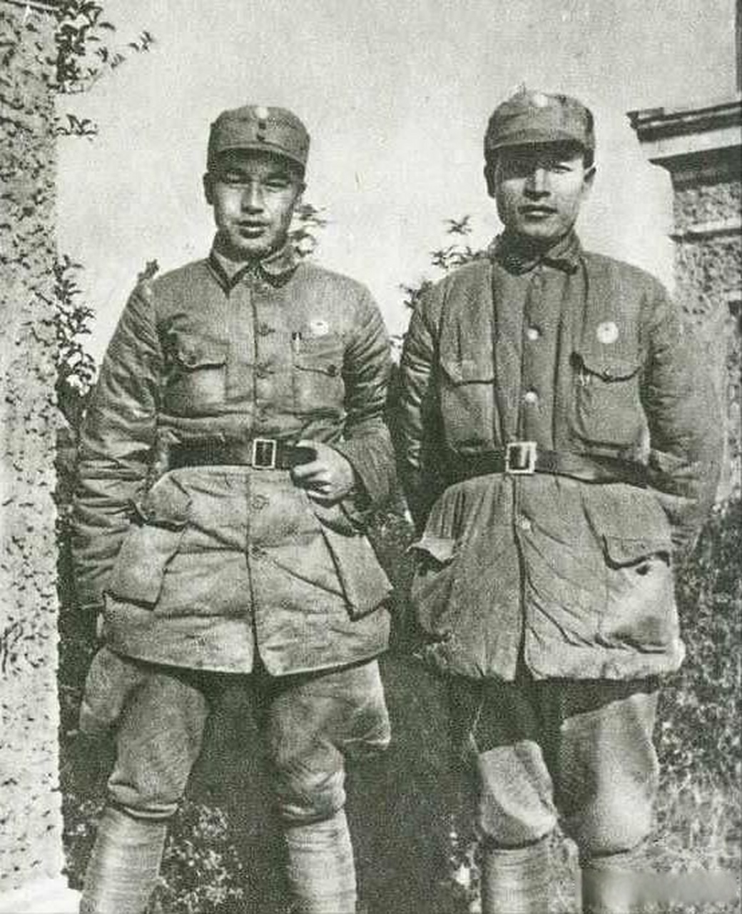 老照片:八路军115师首任参谋长周坤与彭雪枫将军合影.