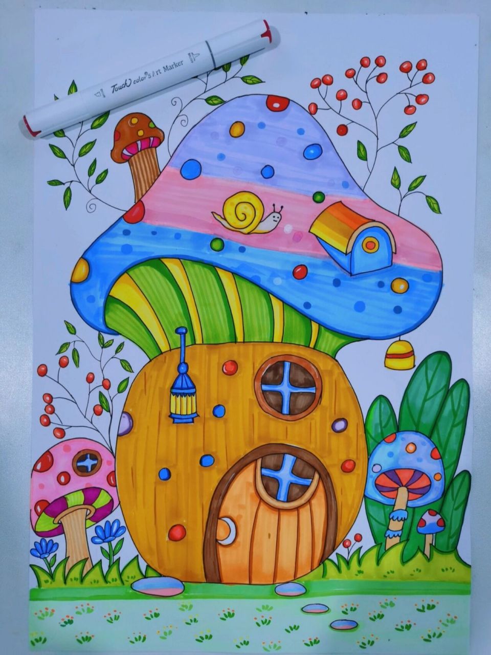 《有趣的蘑菇屋》 适合年龄:7-10 绘画工具:荷兰纸 勾线笔 马克笔