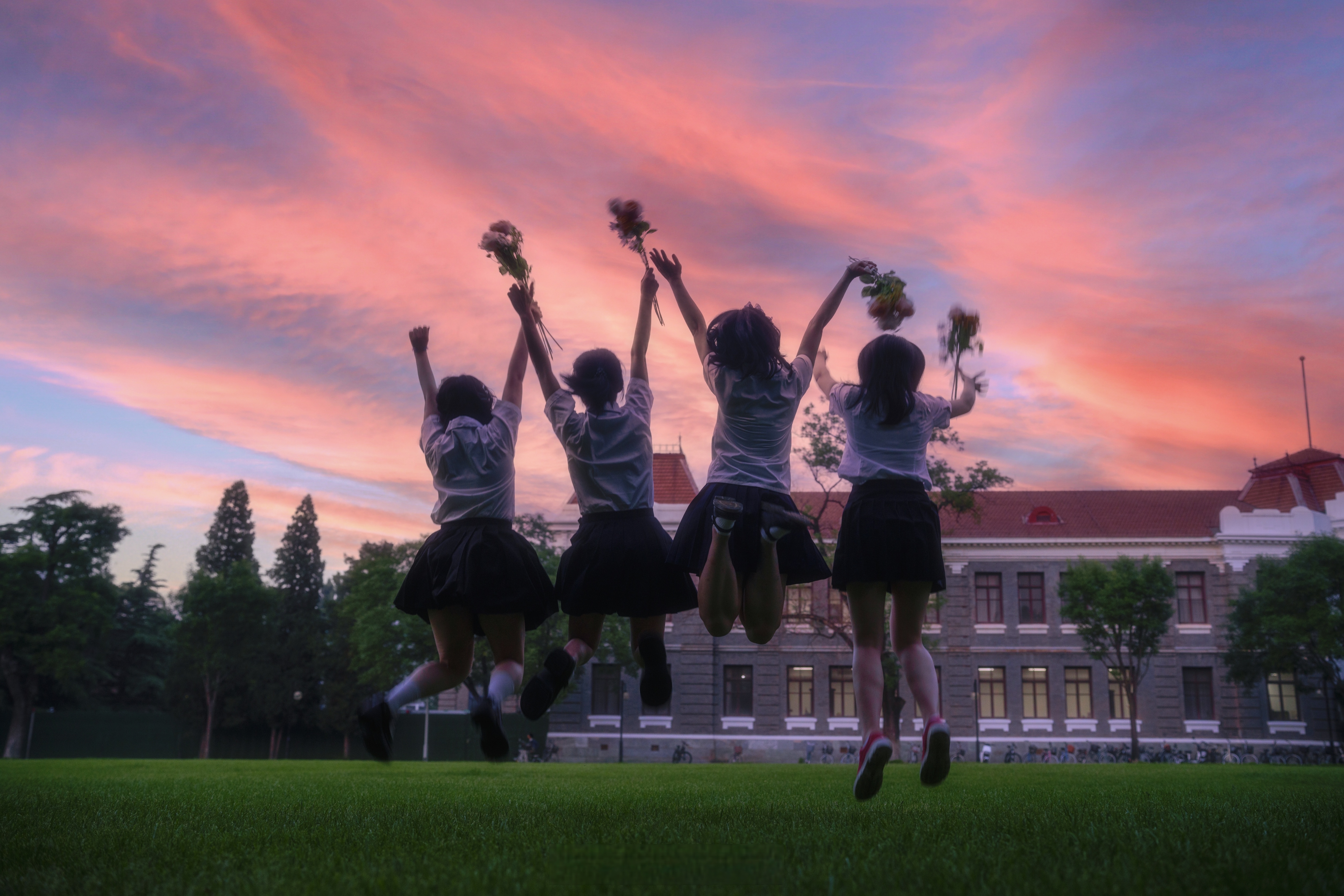 夕阳下跳跃的身影,活力自在,黄昏不是落幕,是自由谱写的篇章