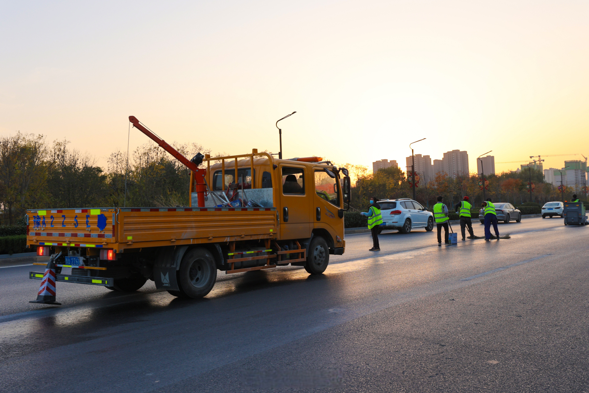 豫见开封城事# 11月22日,市政标线工人在东京大道施划标线,施工队员