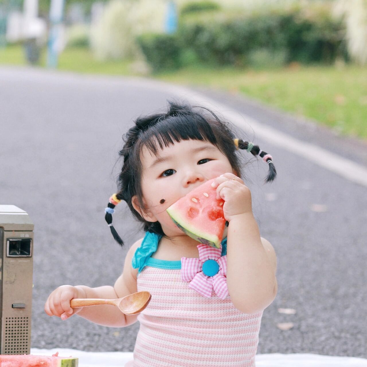 就连吃西瓜的姿势都好可爱哦 分享给大家一起做头像吧