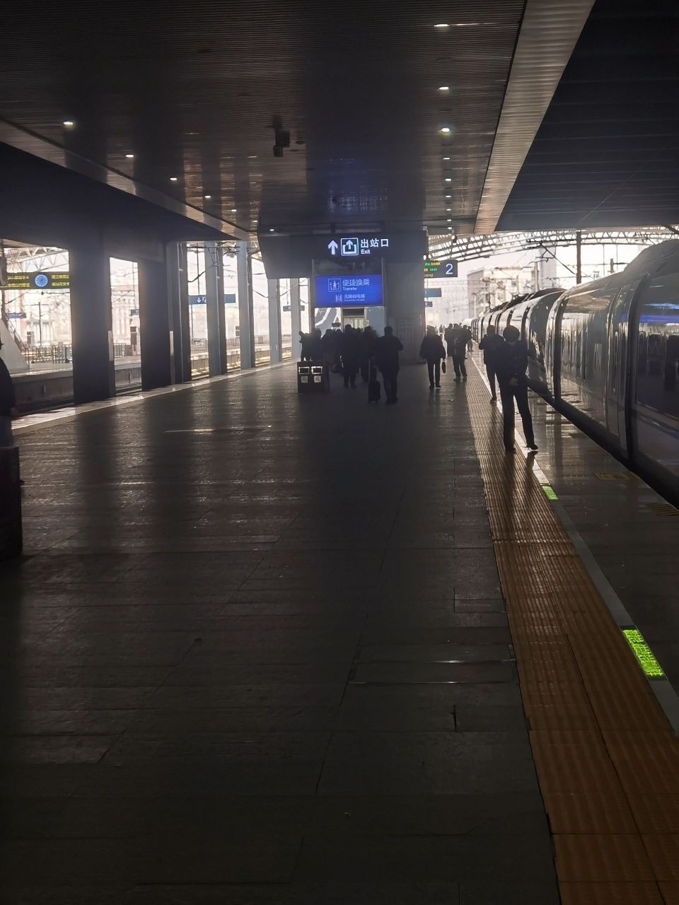 沈阳北站换乘 下车之后寻找到便捷换乘的指示牌,按照指示牌的方向走到