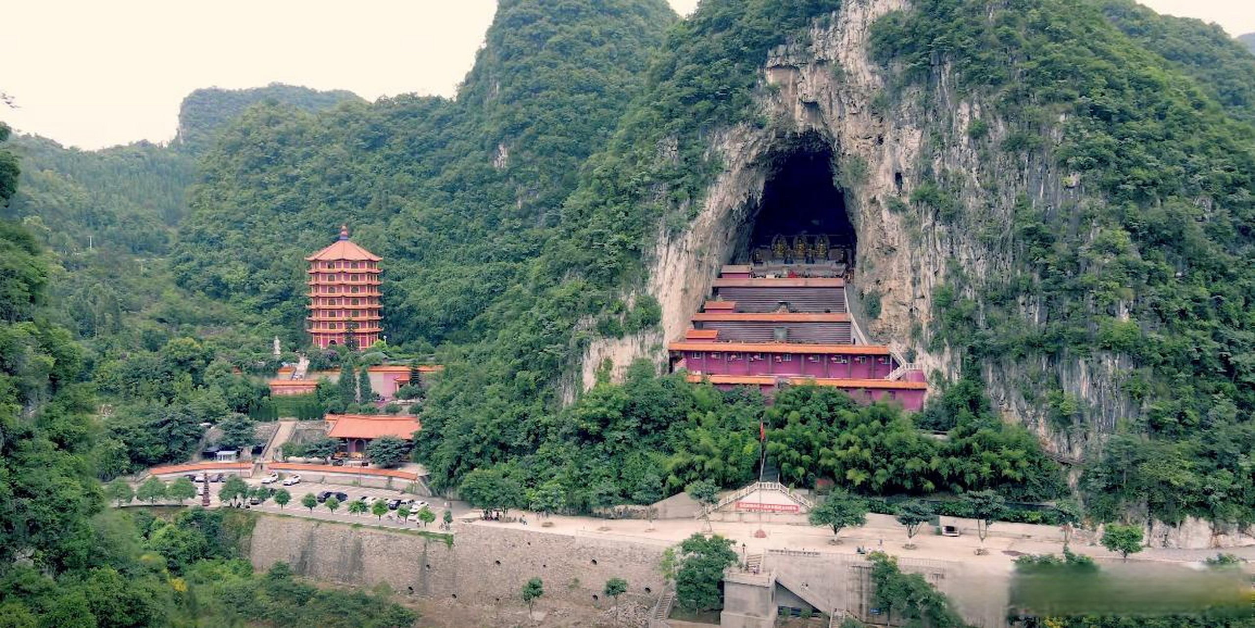 贵州兴义万峰林大云洞万佛寺,一座建造在天然喀斯特洞穴内的佛教道场