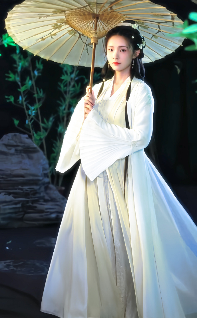 不得不说,林允在颜值这块确实是统治区.期待一下《水龙吟》!