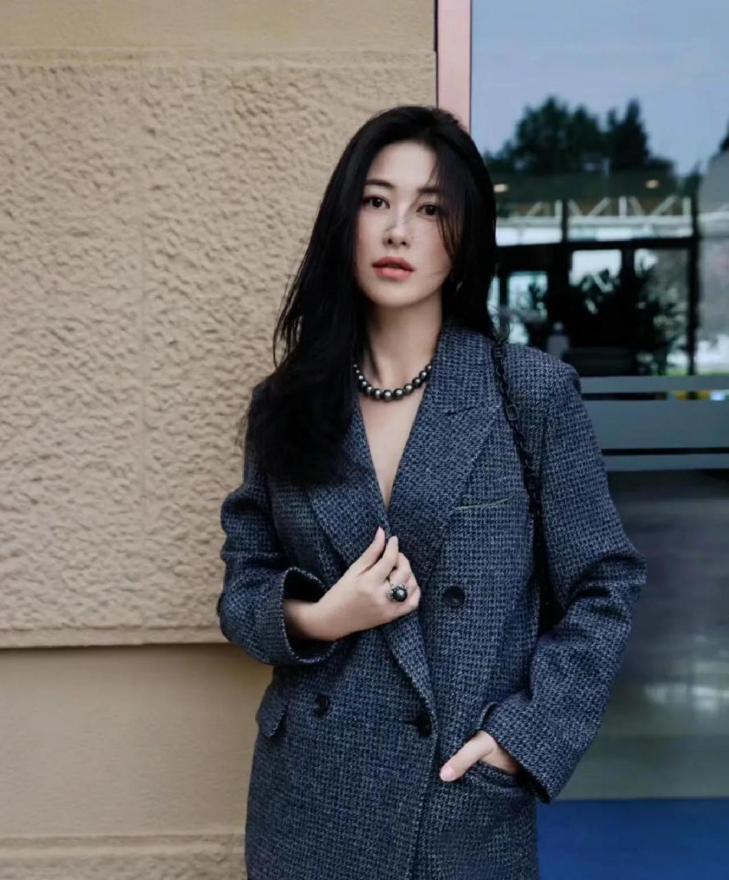 朱珠是懂大溪地秋日穿搭的女明星气质穿搭 女明星吸睛穿搭