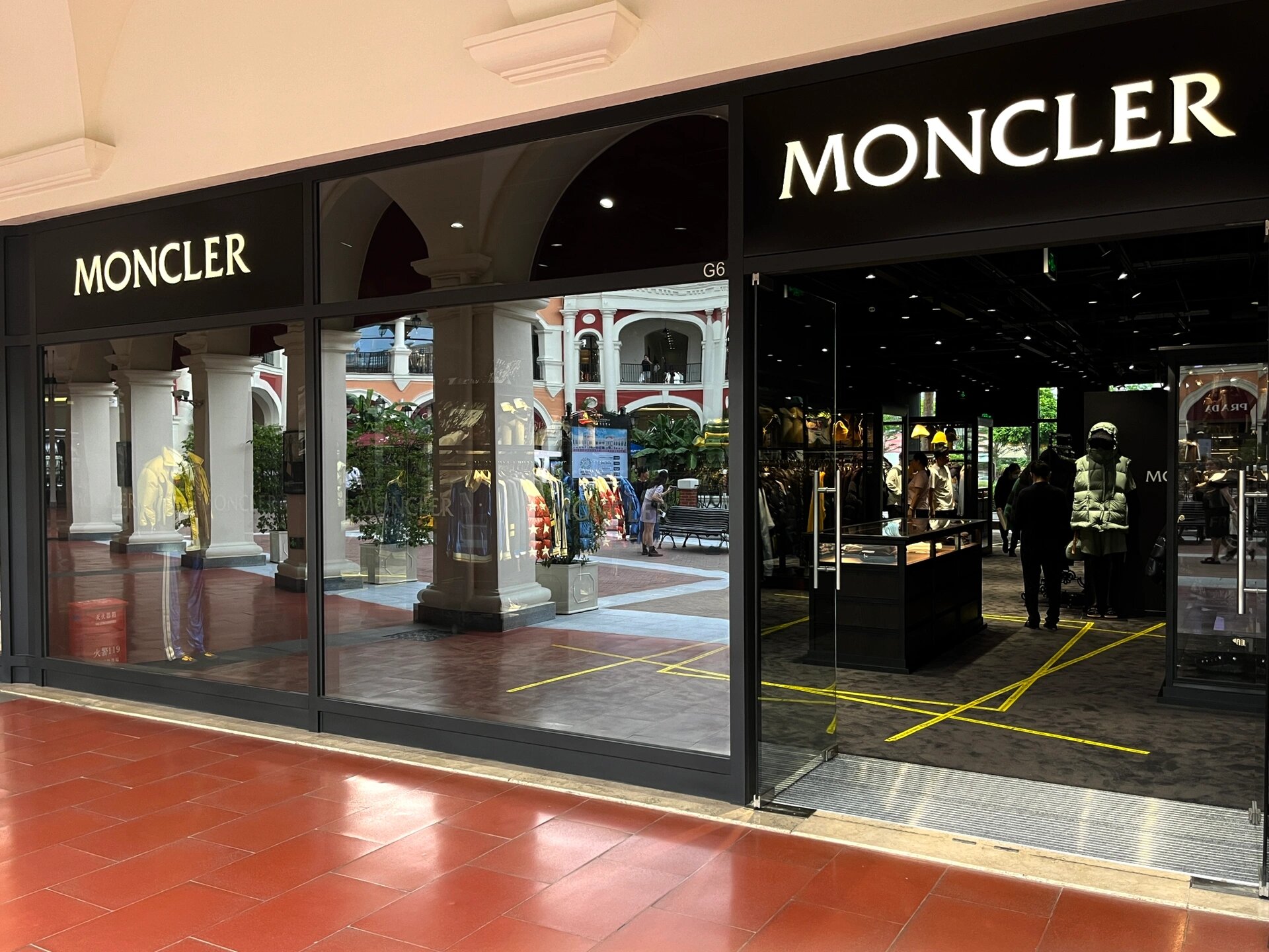 moncler盟可睐 广佛佛罗伦萨小镇新店