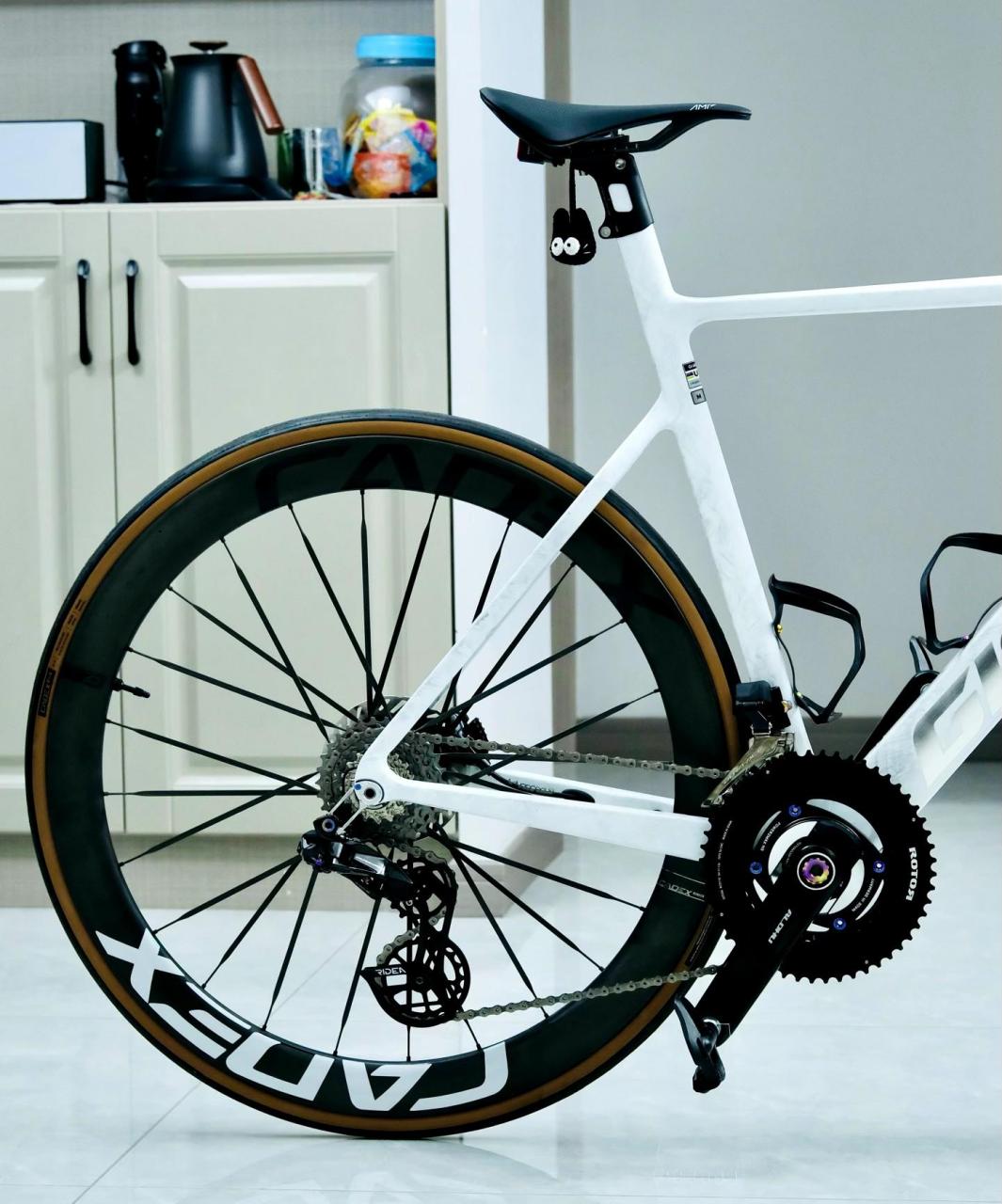 近几年最能打的气动车之一,giant propel sl,因其极致的性能得到了