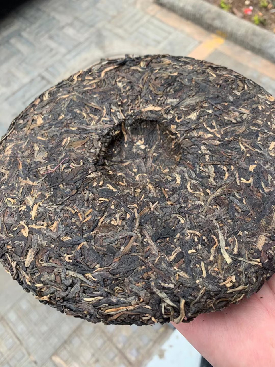 02年大白菜茶王青饼,兰花香高扬且挂杯持久,茶气相当足,茶味干劲霸气