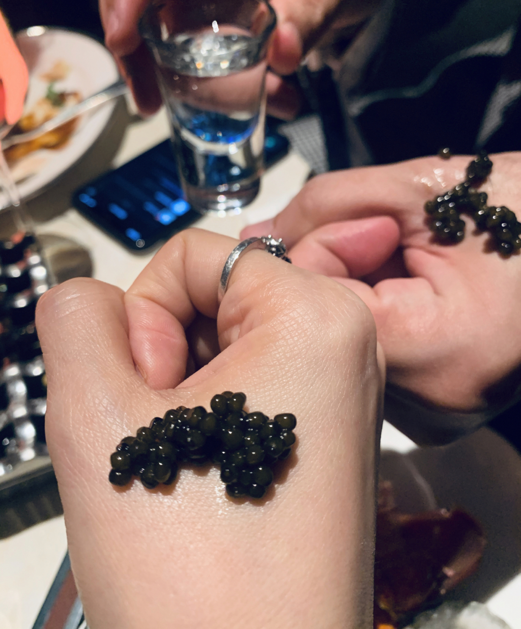 先喝一杯shot然后把吃掉鱼子酱就像喝tequila一样～09