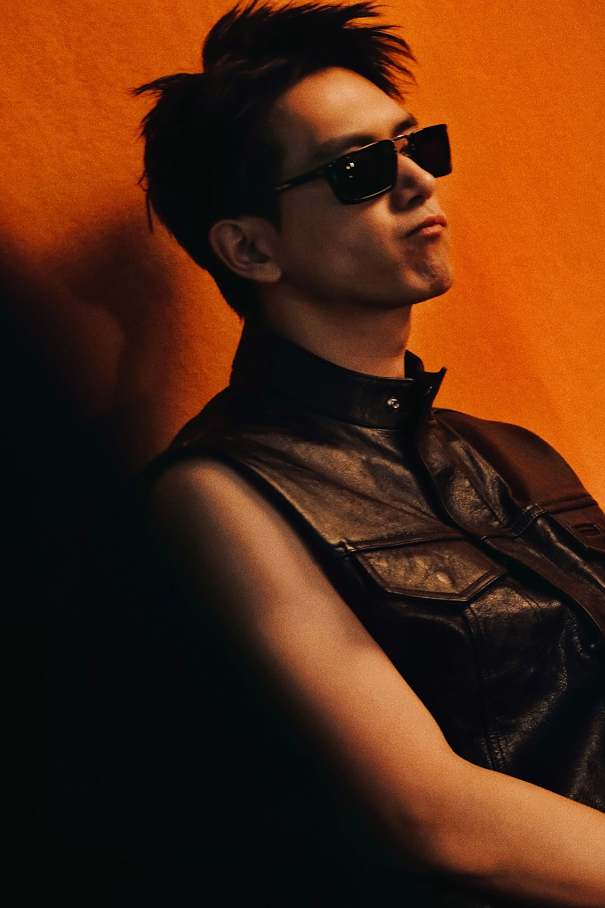 李现无袖皮衣##李现带墨镜嘟嘴# 酷和可爱的反差我都爱#李现