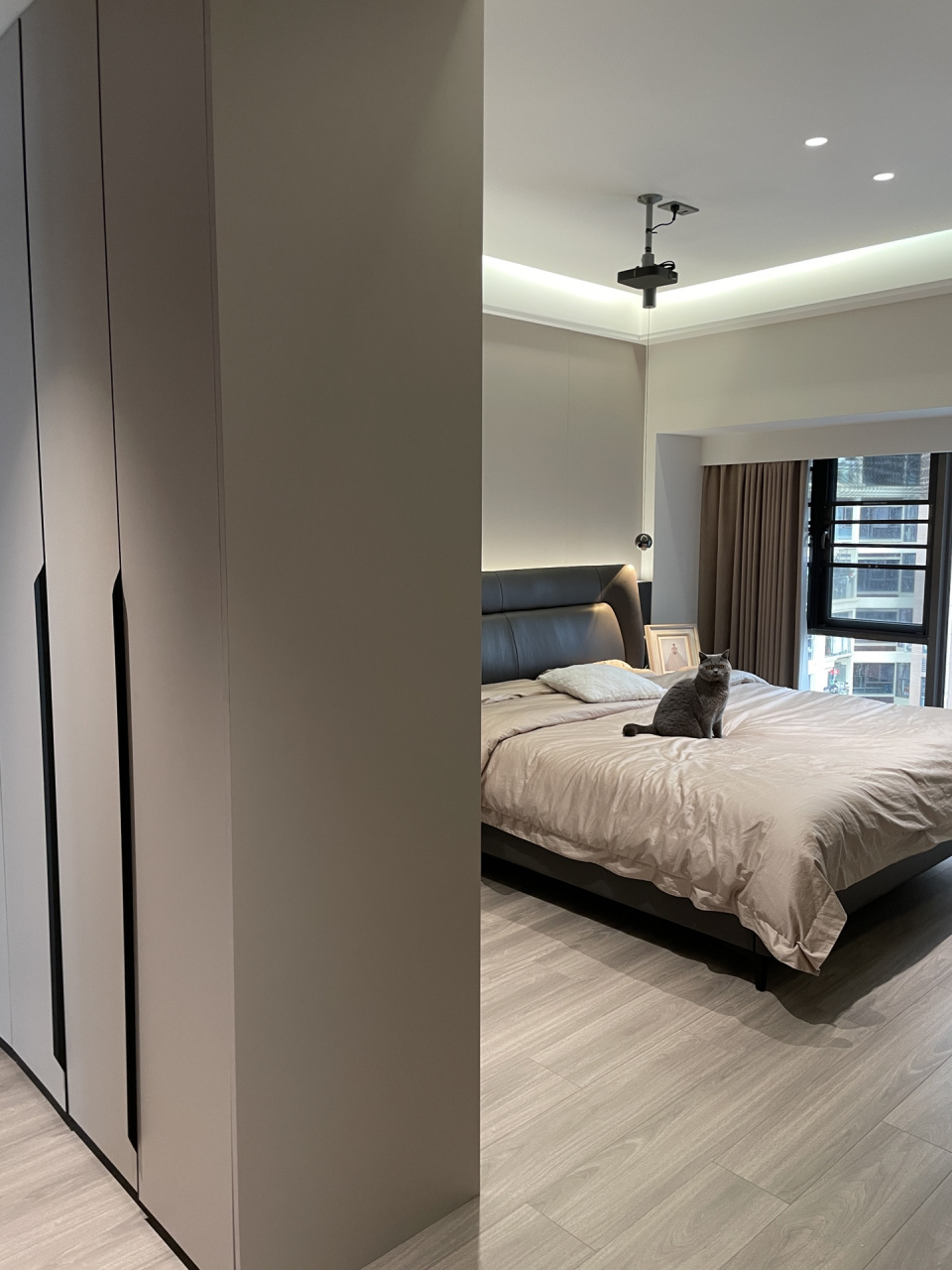主卧分享|极简灰色系 主卧卫生间门对着床,做了l型衣柜,主卫门往里收