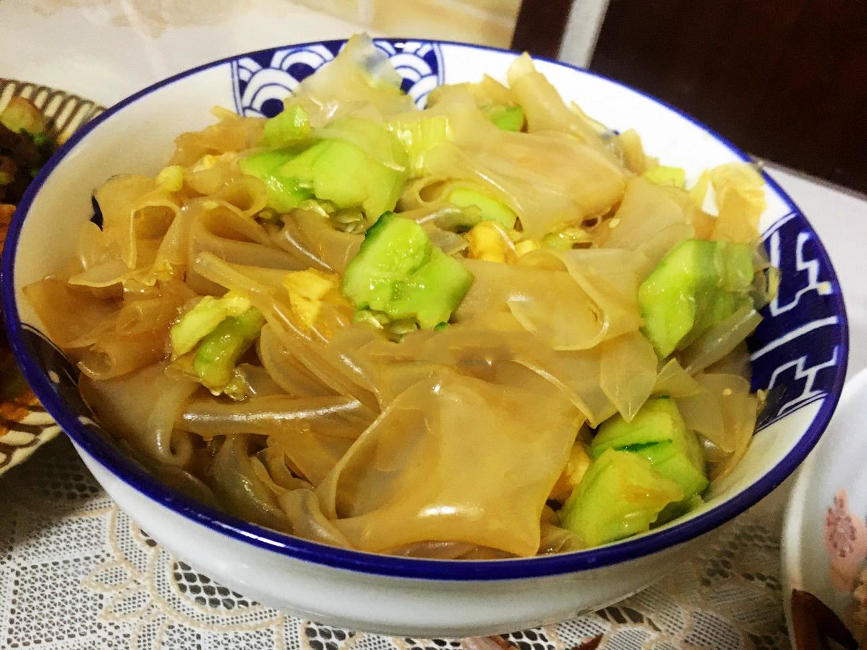 凉拌绿豆粉皮 92准备食材: 2片绿豆粉皮,新鲜蒜蓉1勺,生抽2勺