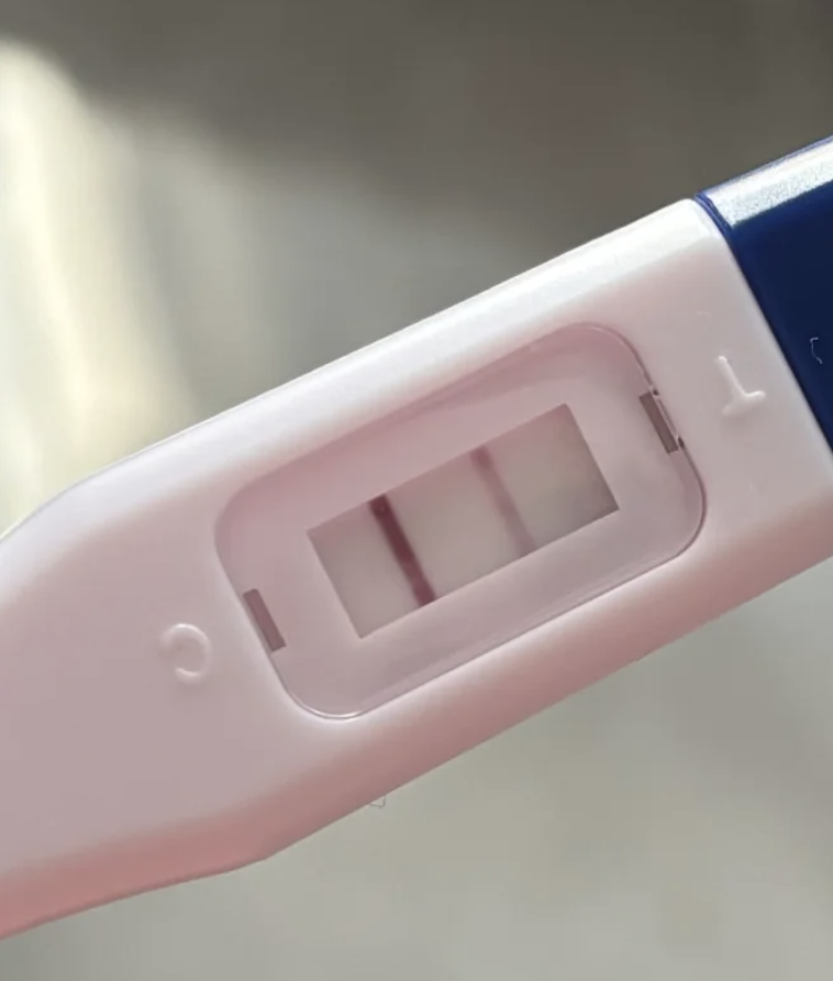 验孕棒一深一浅和两条深的区别很明显