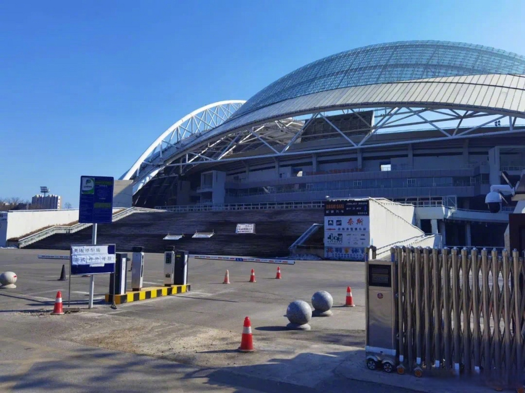沈阳奥体旁开放50个地上停车位】近日,沈阳奥体中心地上
