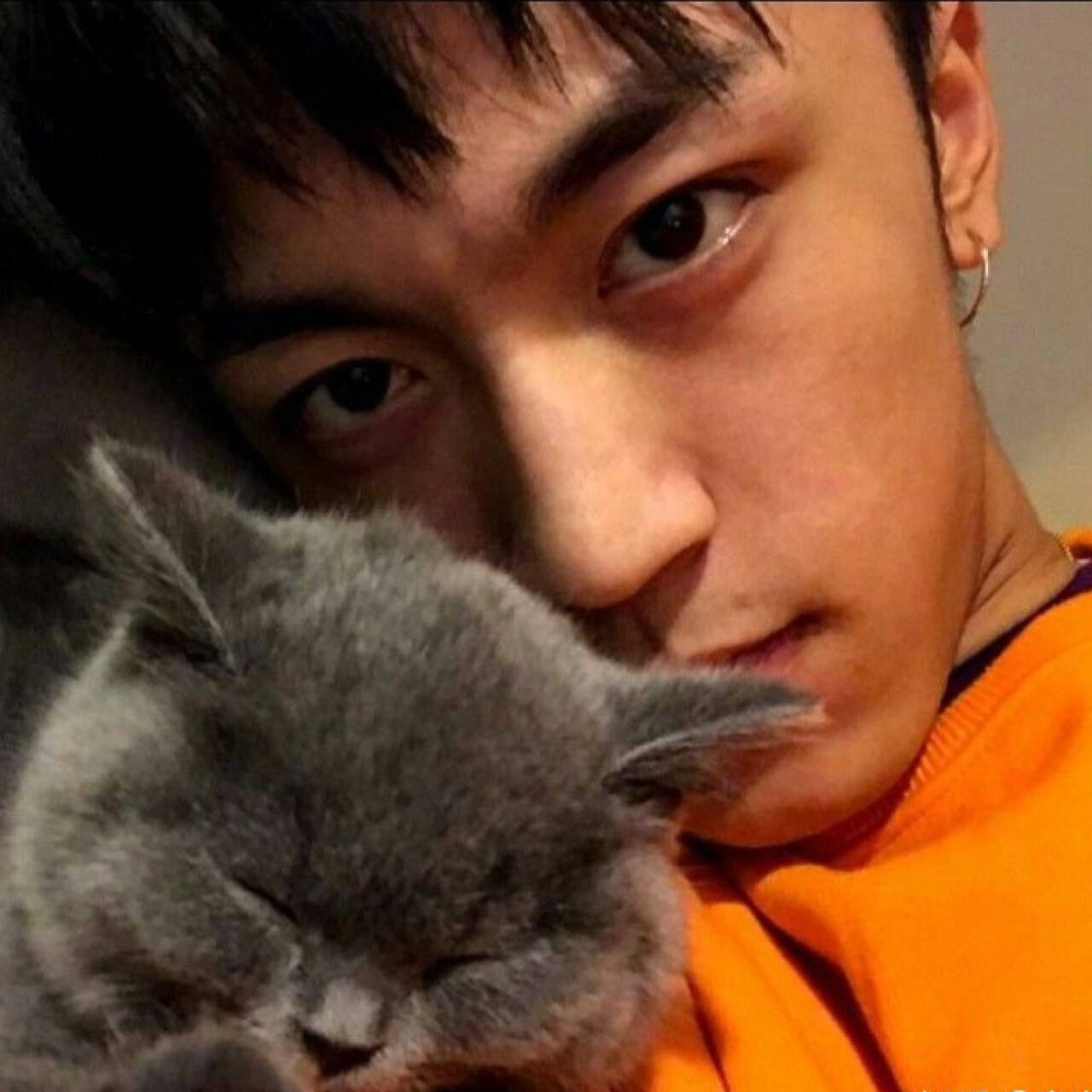 小名妞妞～ 摔摔77之前分享过他的画,他喜欢画画,但是我觉得他的自拍