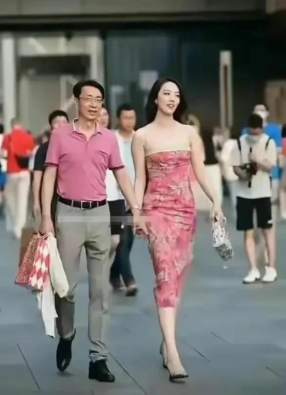 【国企领导牵手"油二代"美女逛街,胡总风流倜傥,挥金如土,美女员工