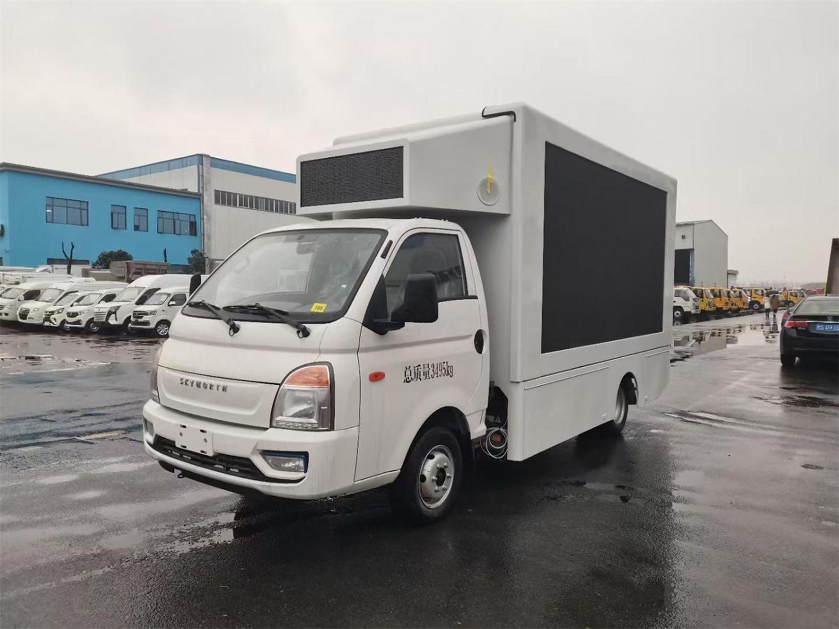 广告车在移动过程中,会引起周围行人和车辆的关注,形成流动的广告阵地